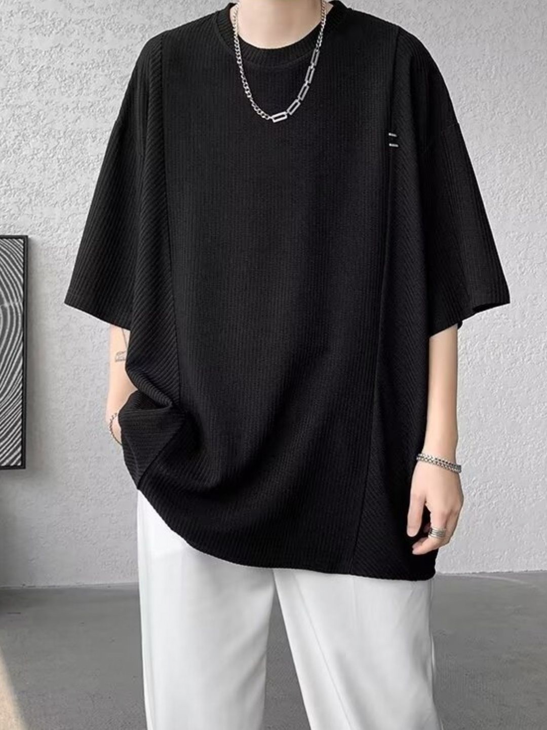 

HERE&NOW Men Solid Round Neck Oversized T-shirt, Black