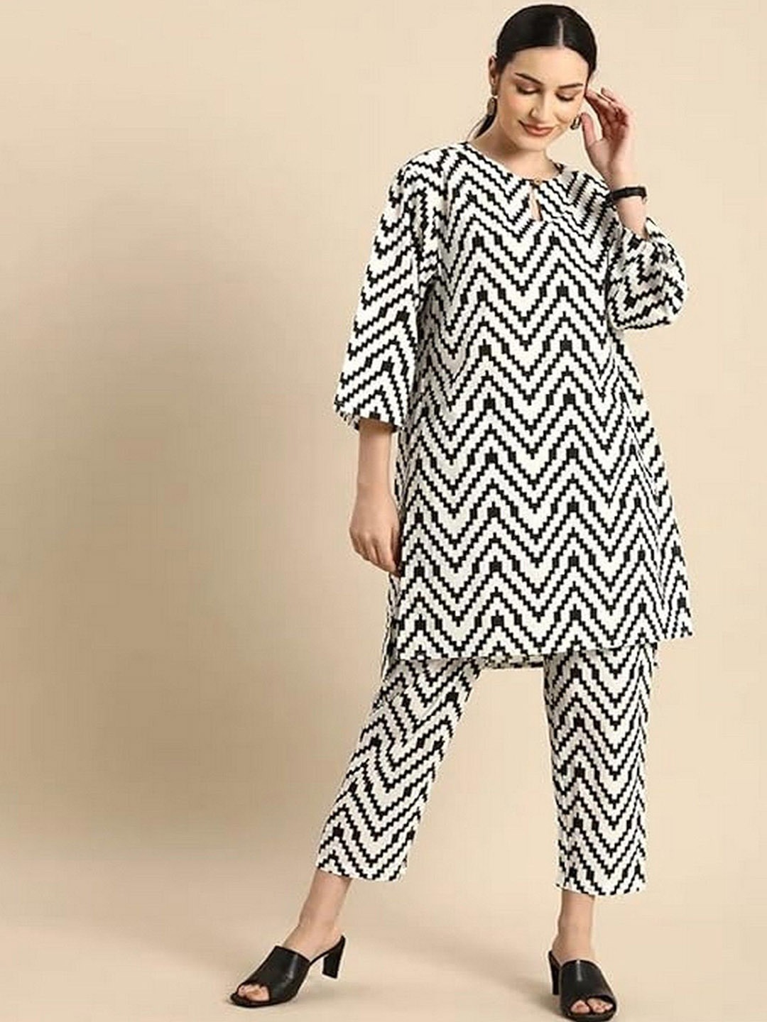 

KALINI Chevron Printed Regular Straight Kurta with Trousers, Black