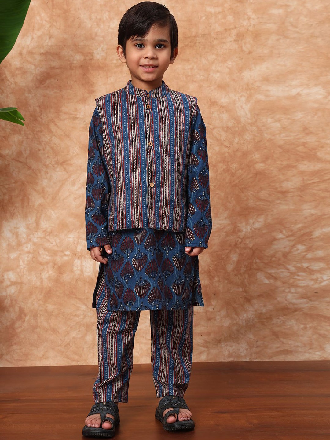 

Readiprint Fashions Boys Floral Printed Regular Pure Cotton Kurta & Pyjama & Nehru Jacket, Navy blue