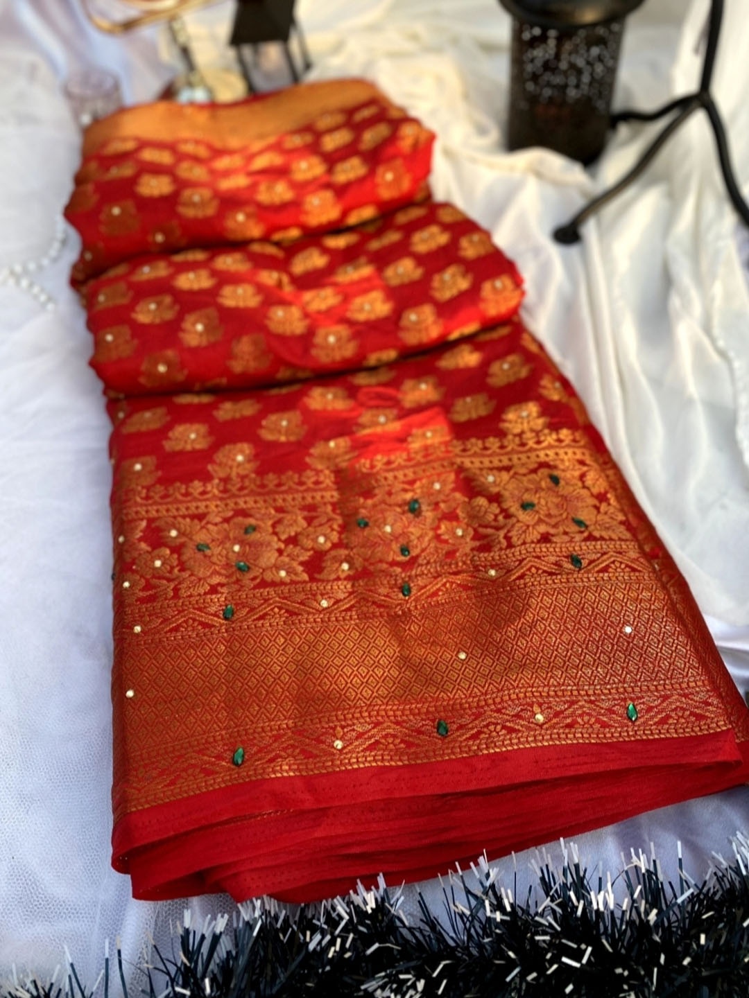 

DIVASTRI Woven Design Beads and Stones Art Silk Banarasi Saree, Red