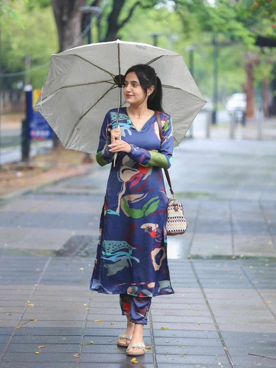 

GoSriKi Floral Printed Regular Straight Kurta with Trousers, Blue