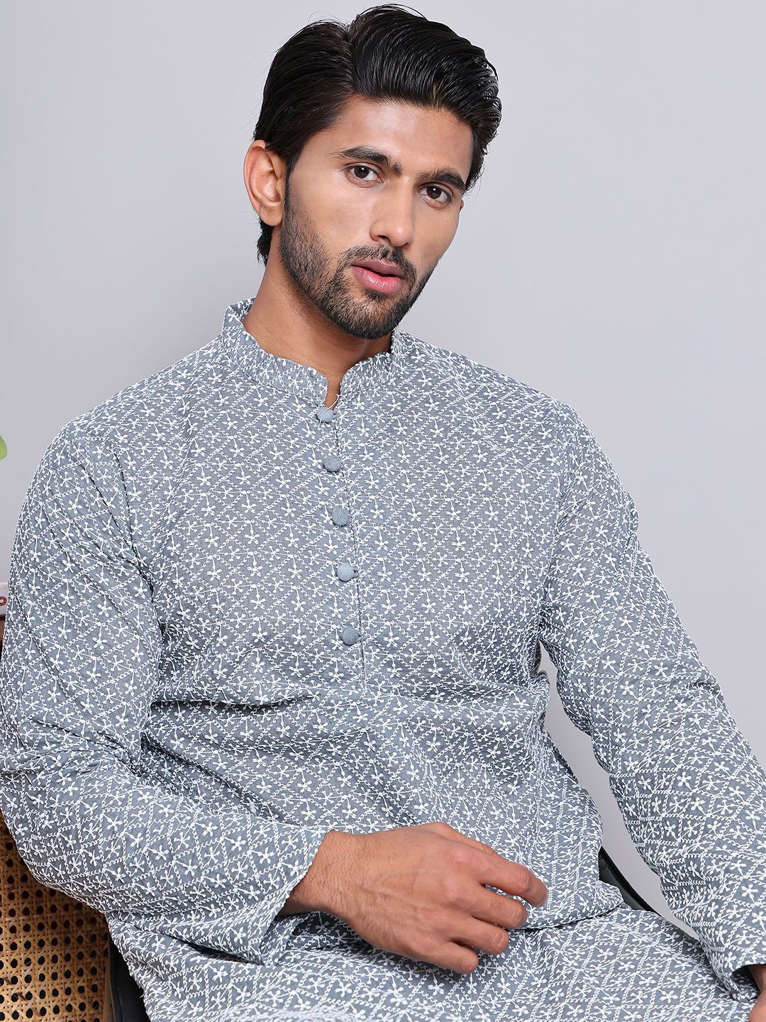 

Jompers Mandarin Collar Floral Embroidered Chikankari Cotton Kurta, Grey