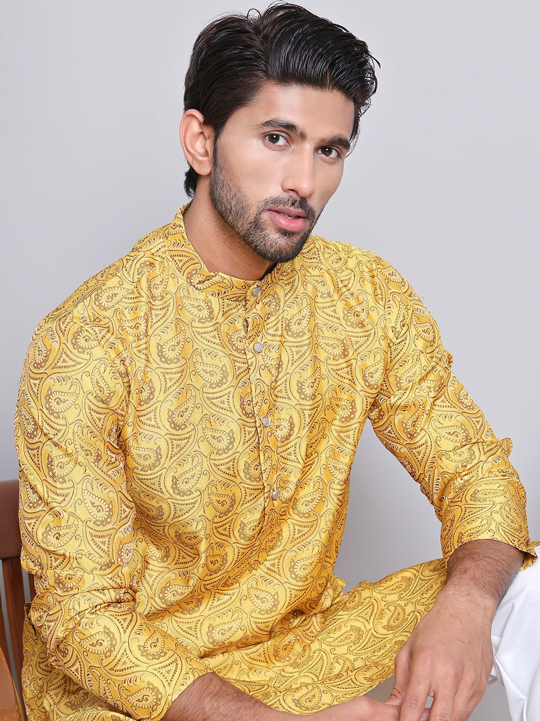 

Jompers Geometric Woven Design Mandarin Collar Silk Blend Straight Kurta, Yellow