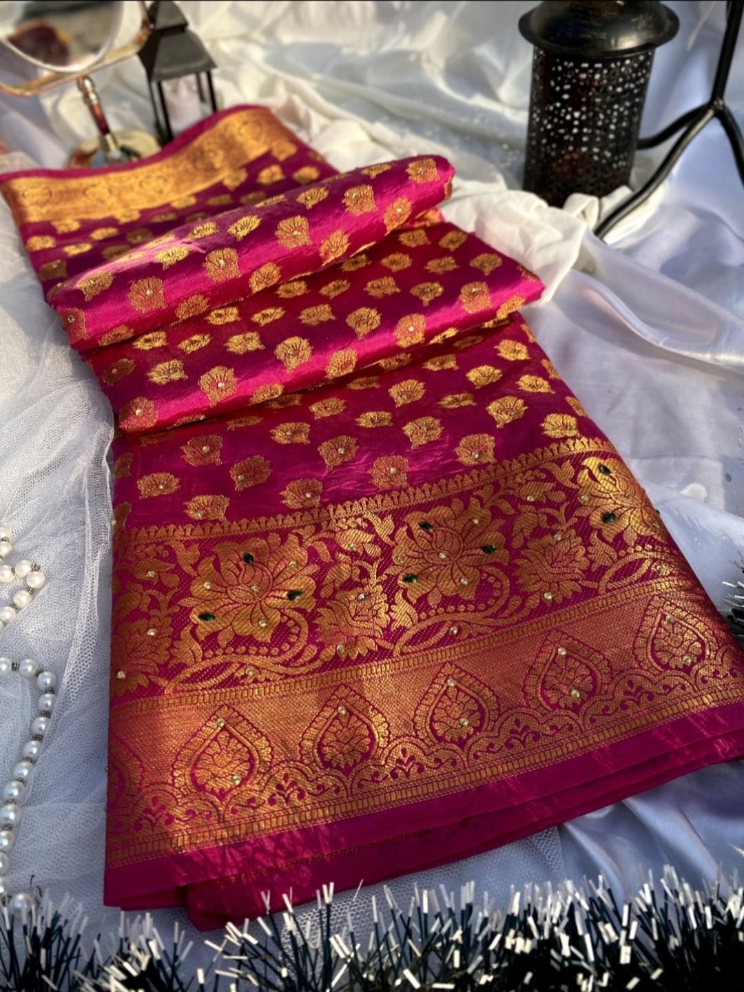 

DIVASTRI Beads and Stones Woven Design Banarasi Saree, Pink