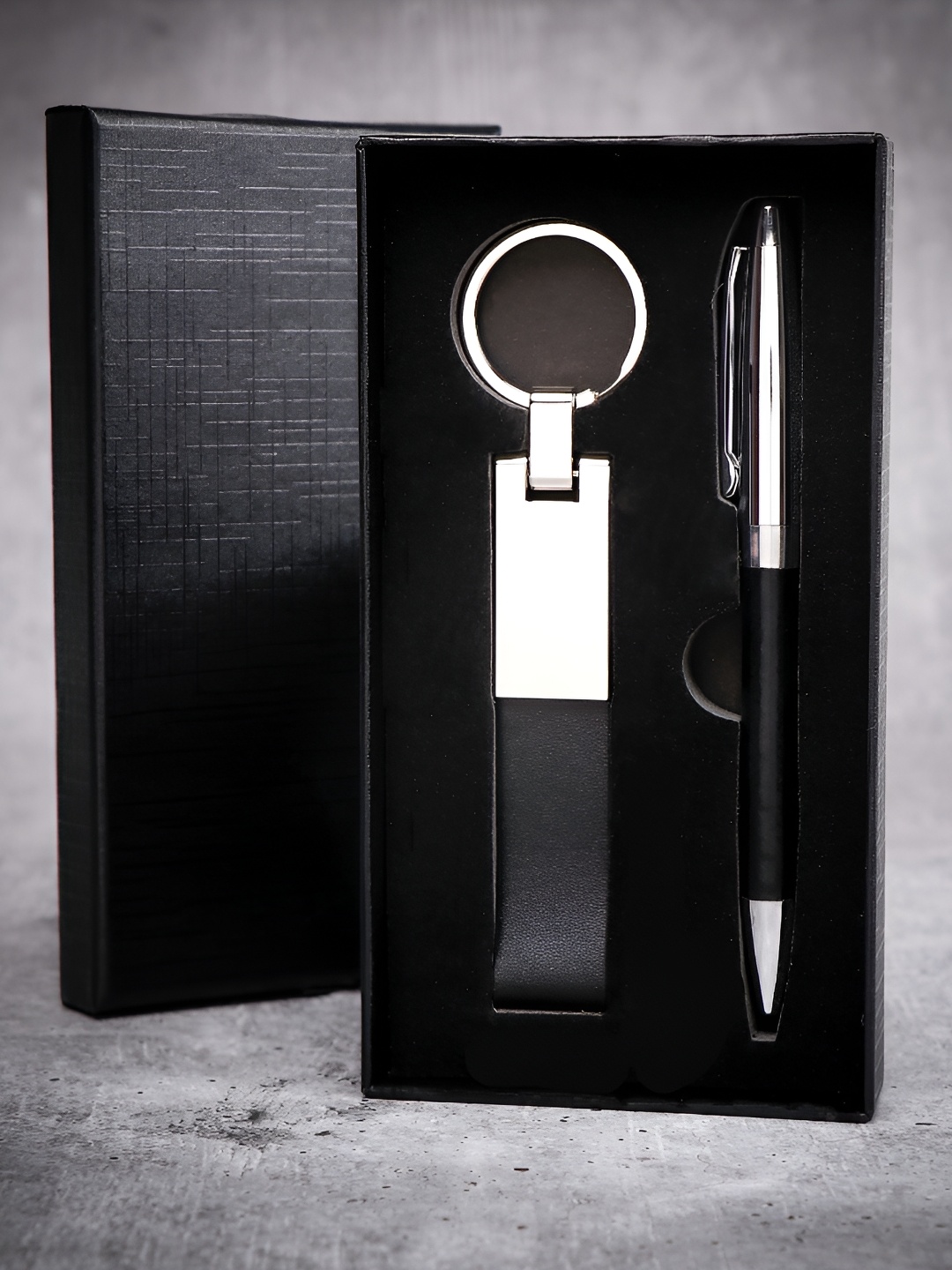 

Archies Black Keychain & Pen Gift Set
