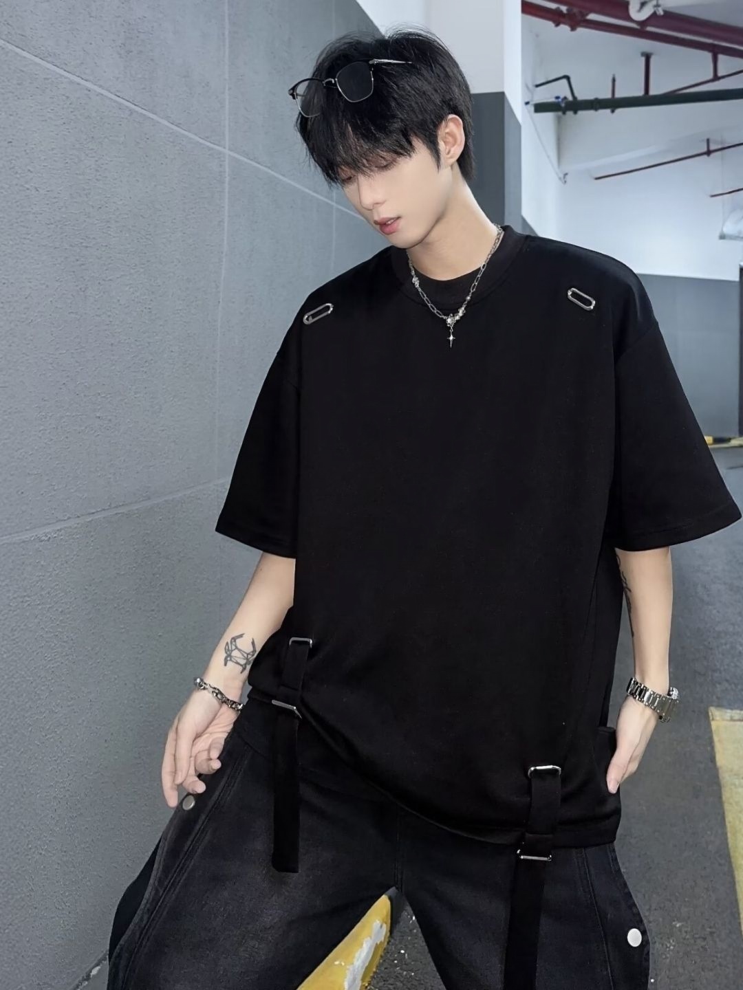 

HERE&NOW Men Solid Round Neck Oversized T-shirt, Black