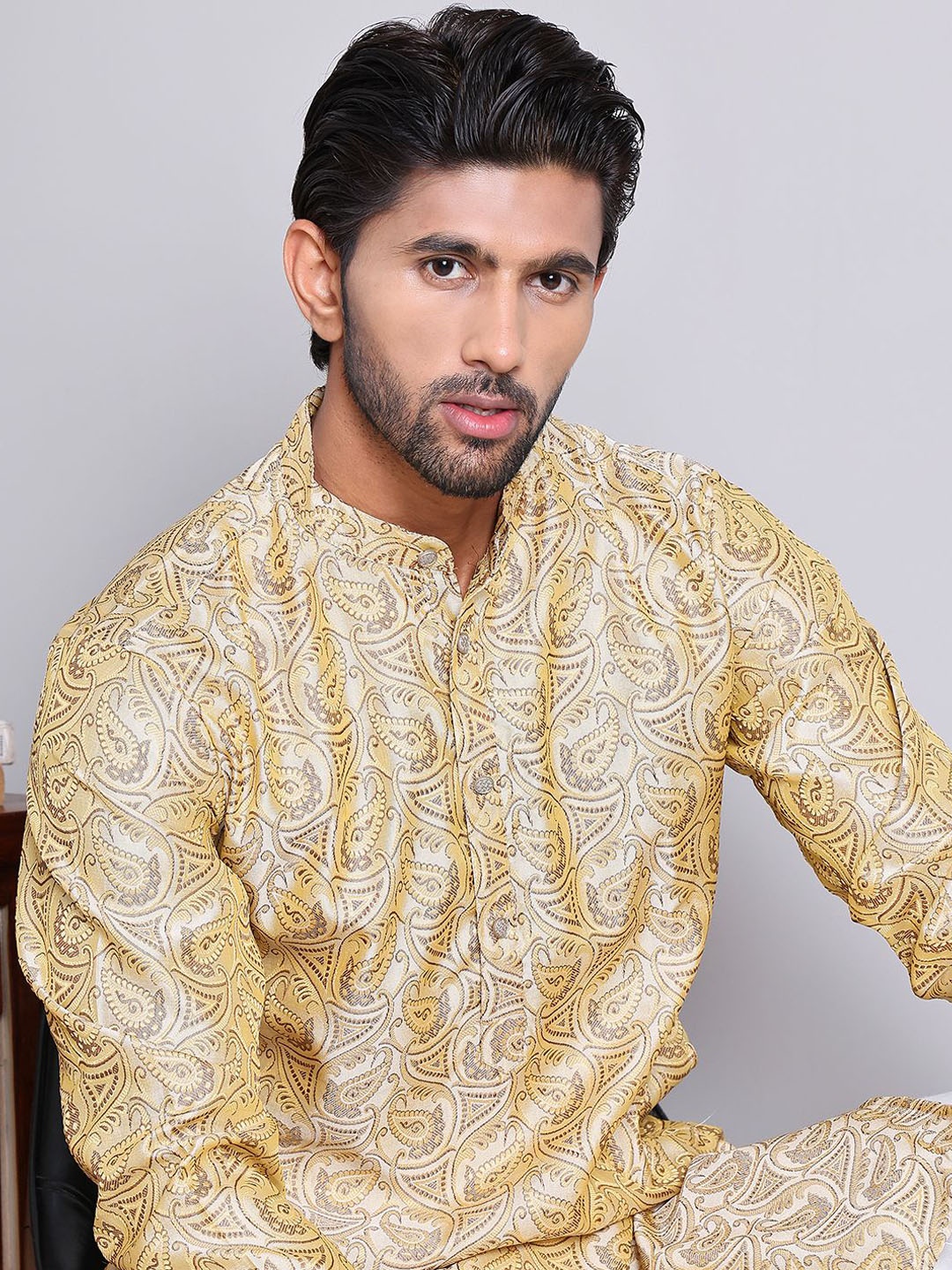 

Jompers Geometric Woven Design Mandarin Collar Silk Blend Straight Kurta, Gold