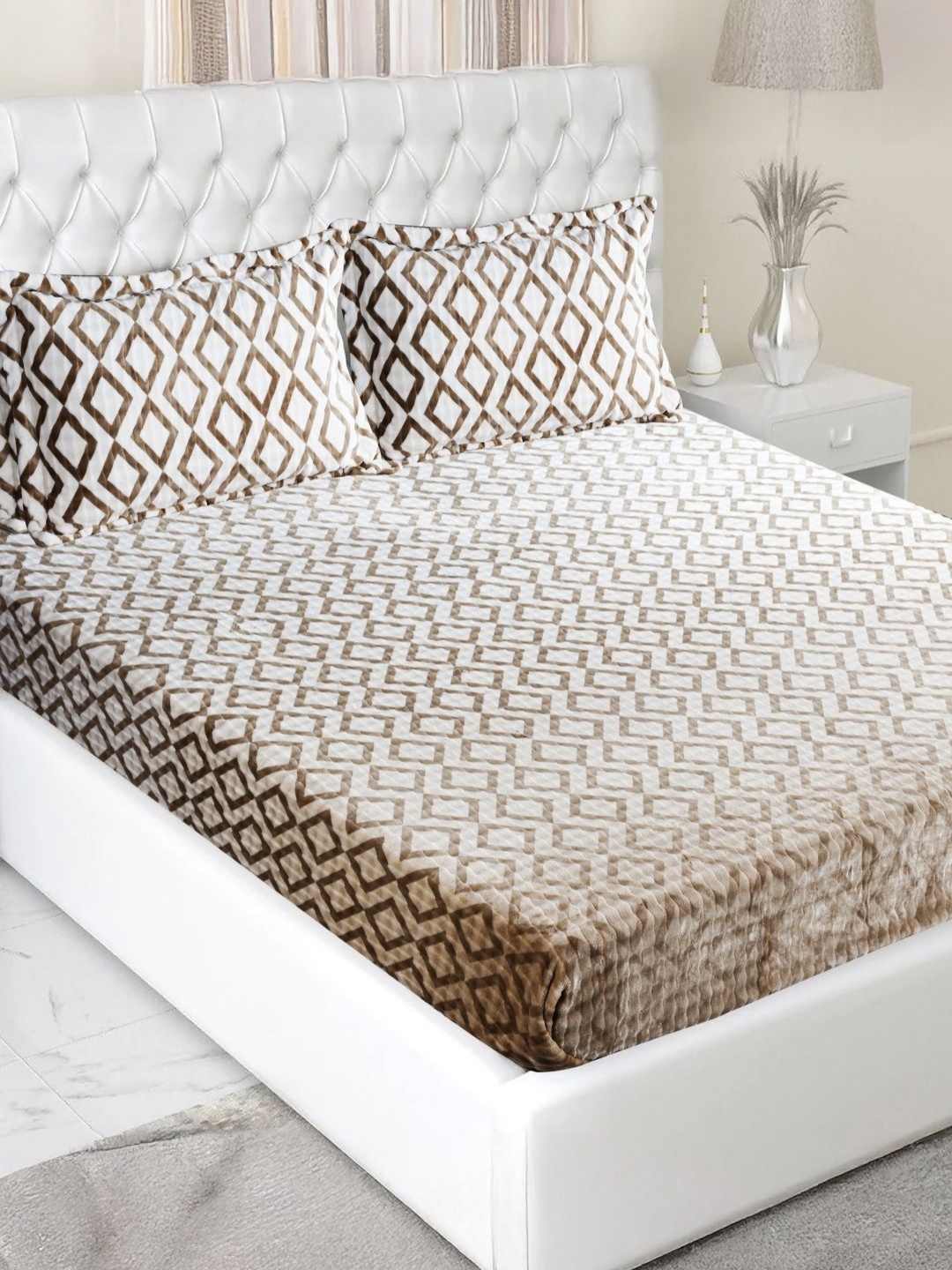 

GAPU & BALY Beige & White Geometric 300 TC Wool Queen Bedsheet Set