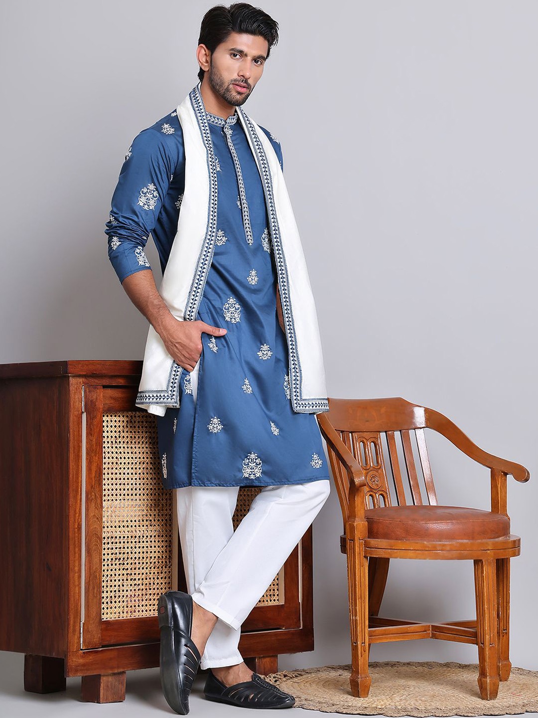 

Jompers Floral Embroidered Sequinned Silk Cotton Straight Kurta with Pyjamas & Dupatta, Blue