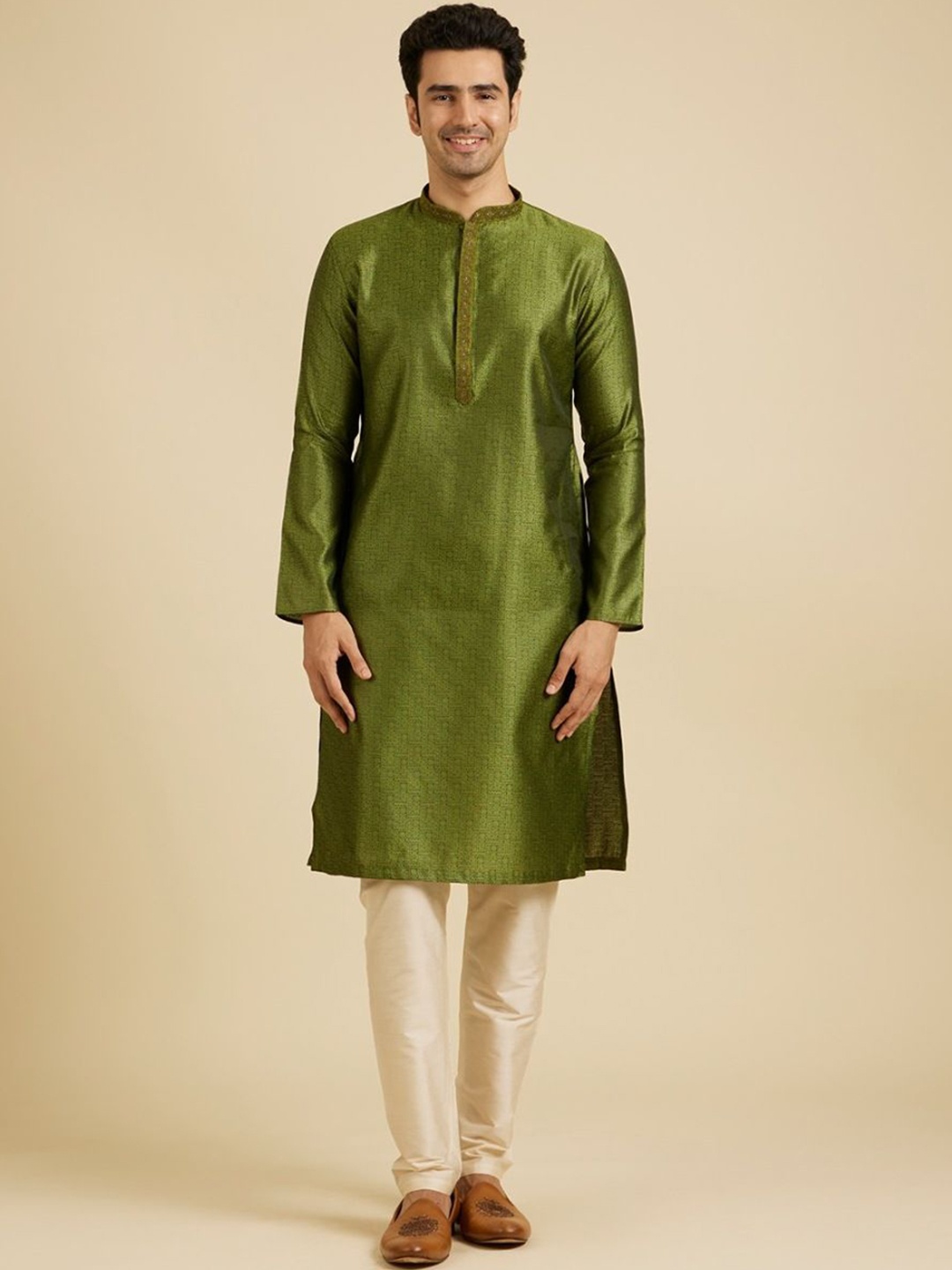 

Manyavar Men Woven Design Kurta & Pyjamas, Green