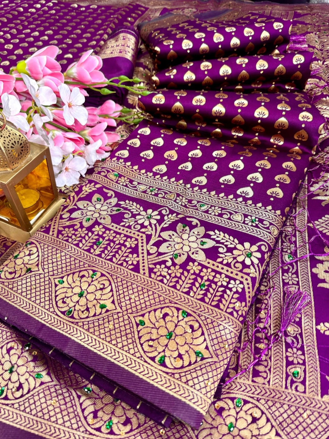 

DIVASTRI Woven Design Beads and Stones Banarasi Saree, Purple
