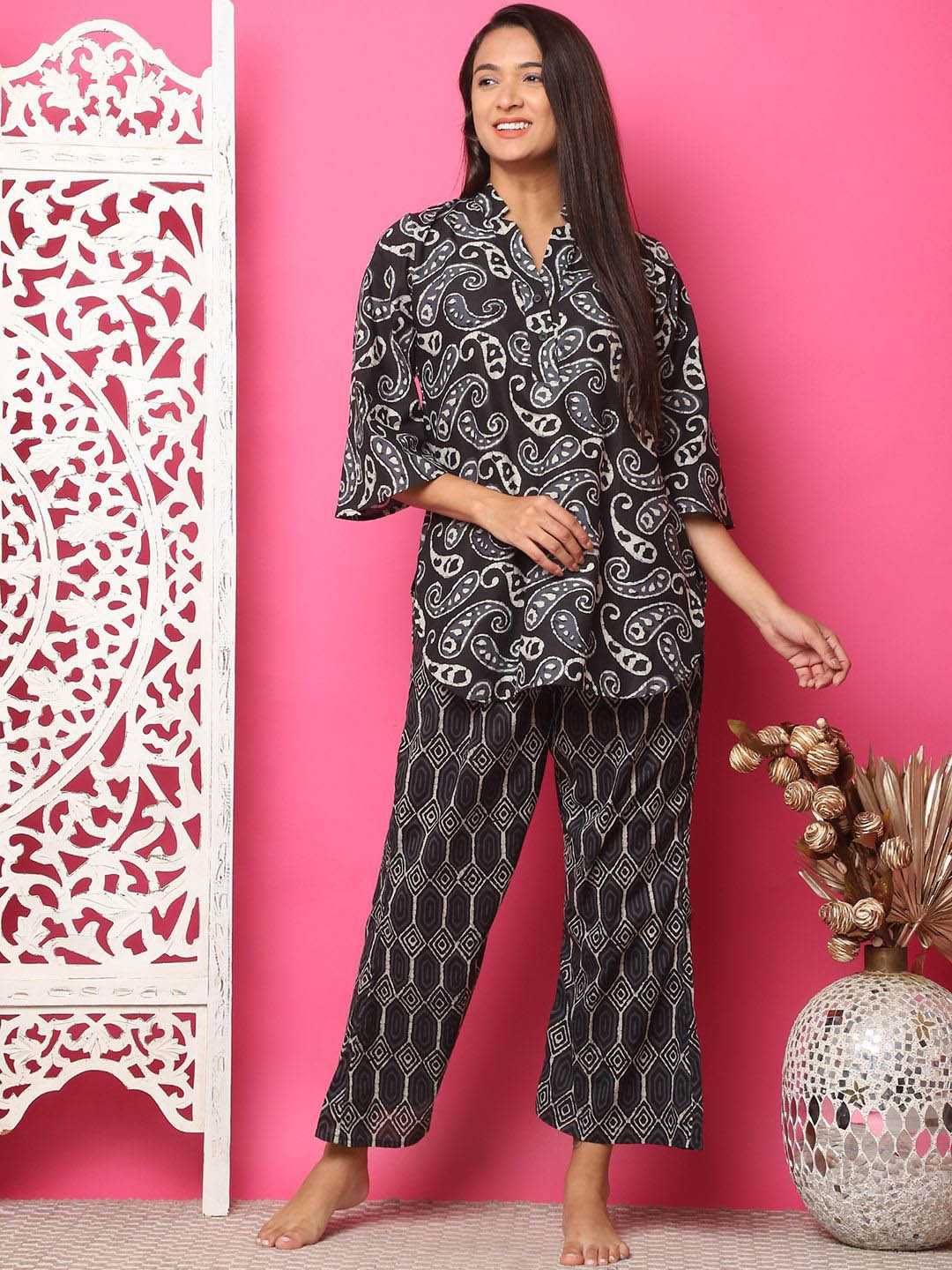 

TAG 7 Women Printed Night suit, Black