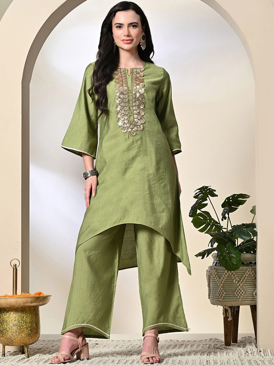 

Myshka Geometric Yoke Design Notch Neck Bell Sleeves Sequinned A-Line Kurta With Palazzos, Green