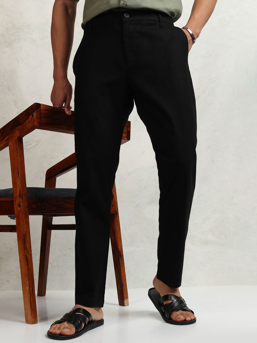 

HIGHLANDER Men Slim Fit Mid Rise Flat-Front Trousers, Black