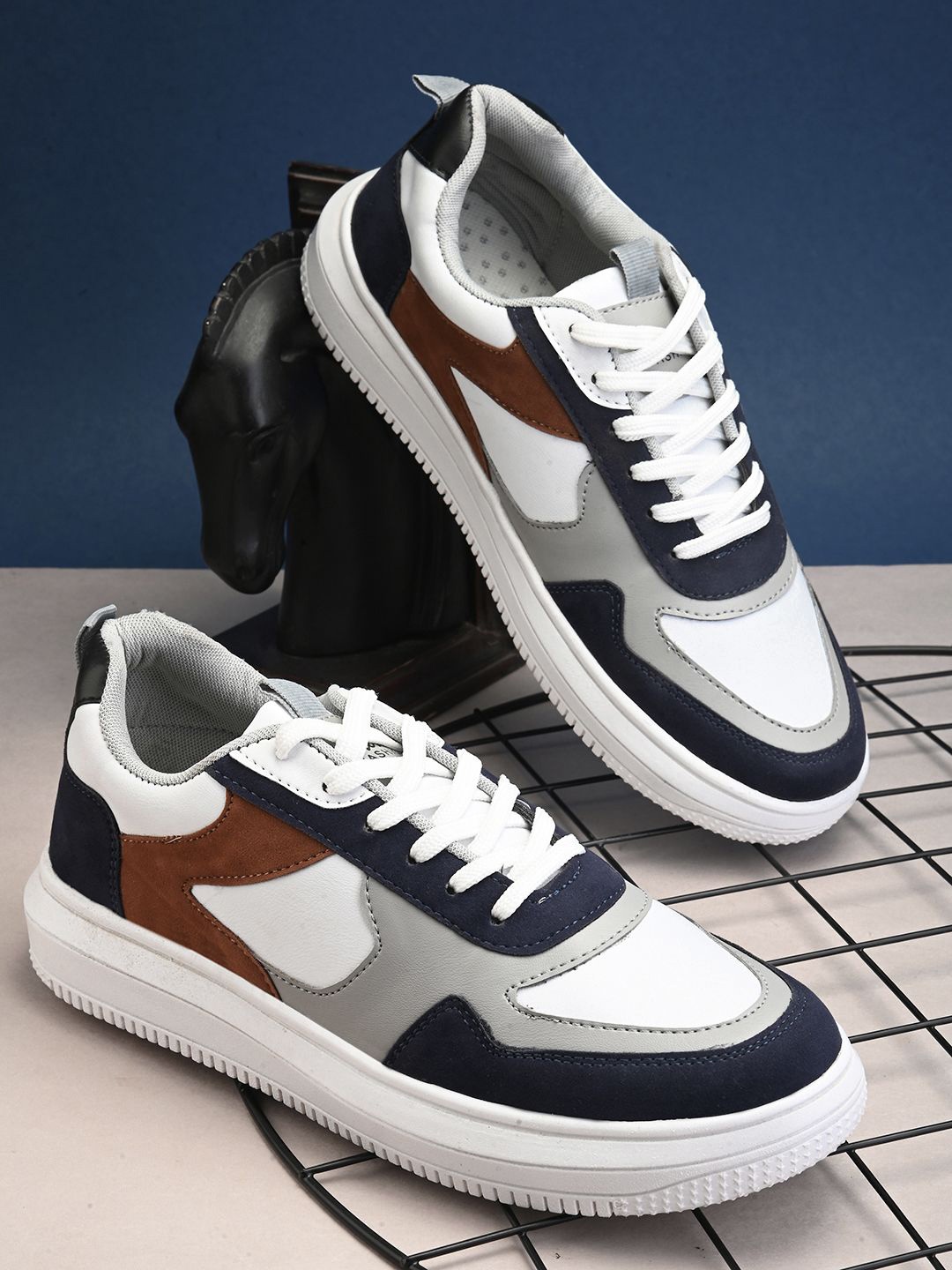 

ASTEROID Men Colourblocked Lace Ups Round Toe Sneakers, Navy blue