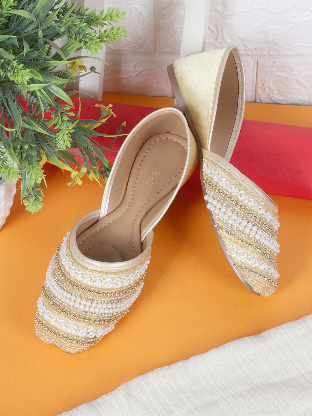 

Retro Walk Women Embellished Ethnic Mojaris, Gold
