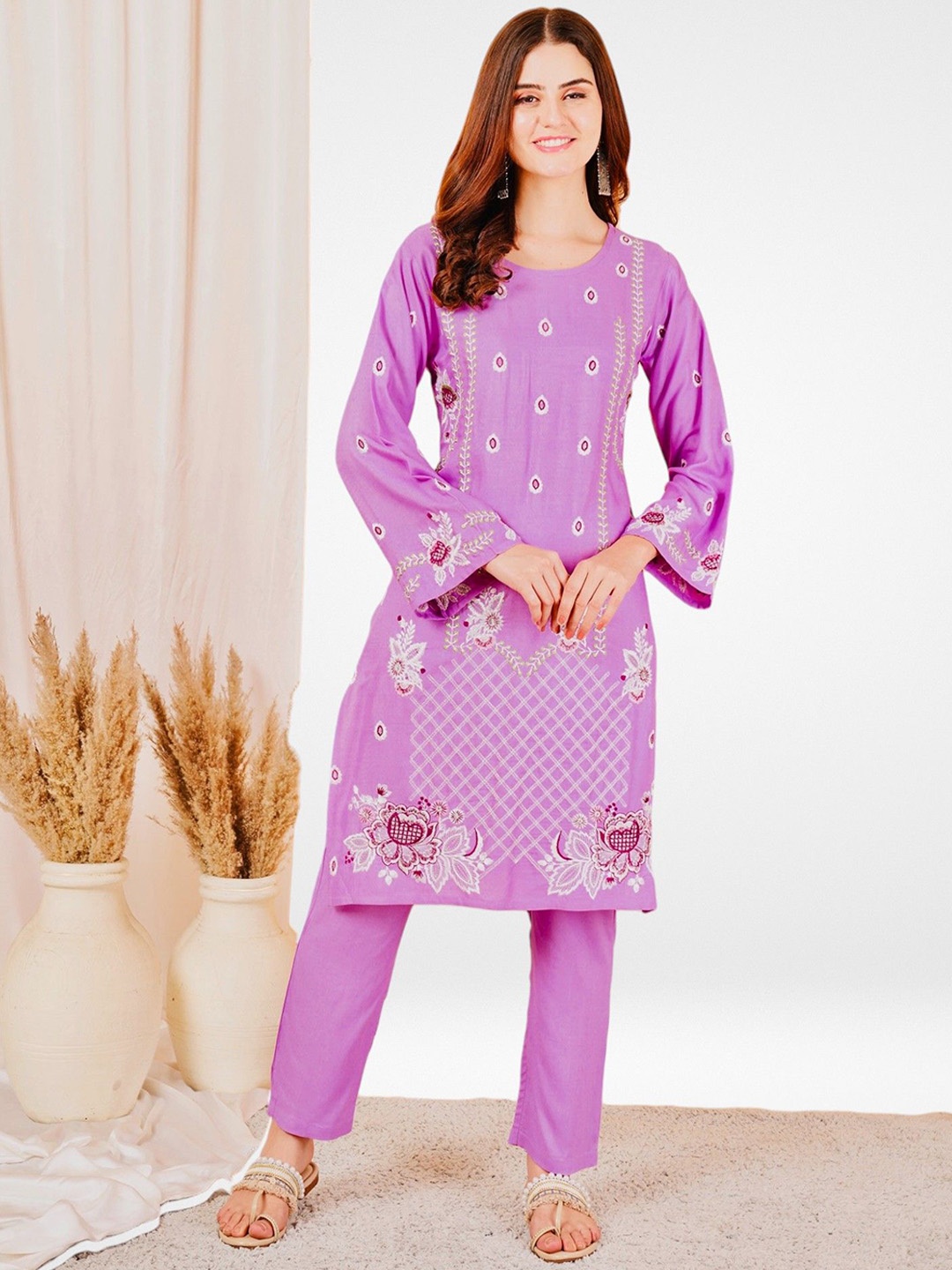 

Growish Women Floral Embroidered Regular Thread Work Kurta with Harem Pants, Purple
