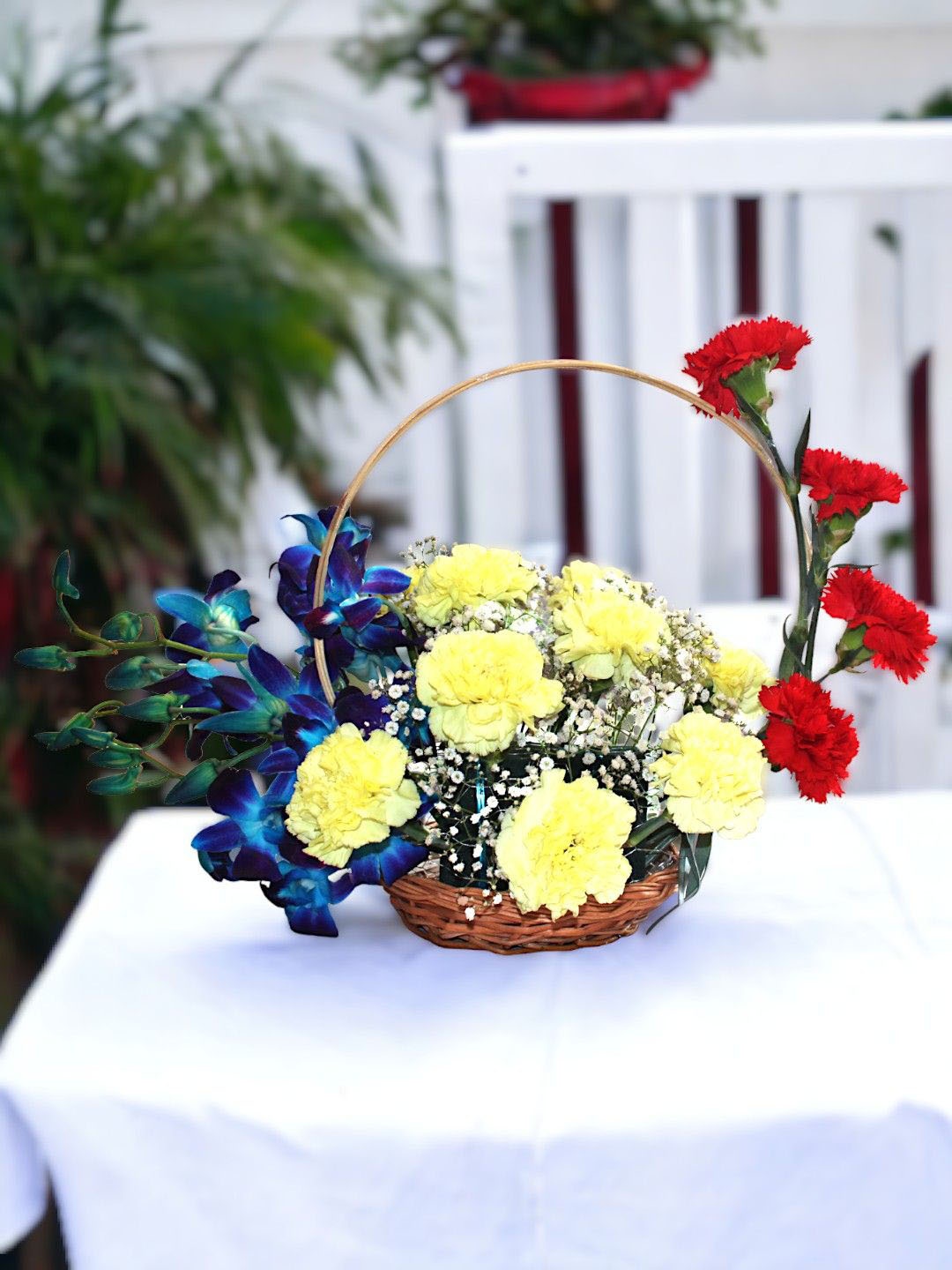 

bettergiftflowers 16-Pcs Yellow & Blue Carnations Fresh Flowers Basket