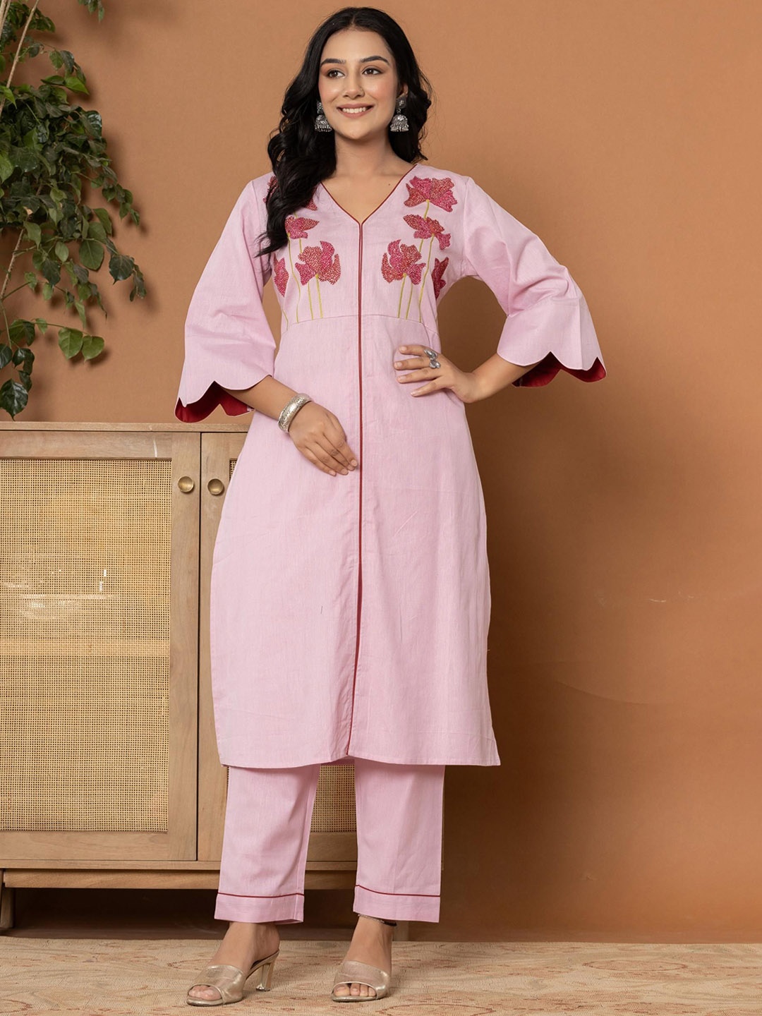 

Rouhab Floral Yoke Design Thread Work V-Neck Bell Sleeves Linen Kurta With Trousers, Pink