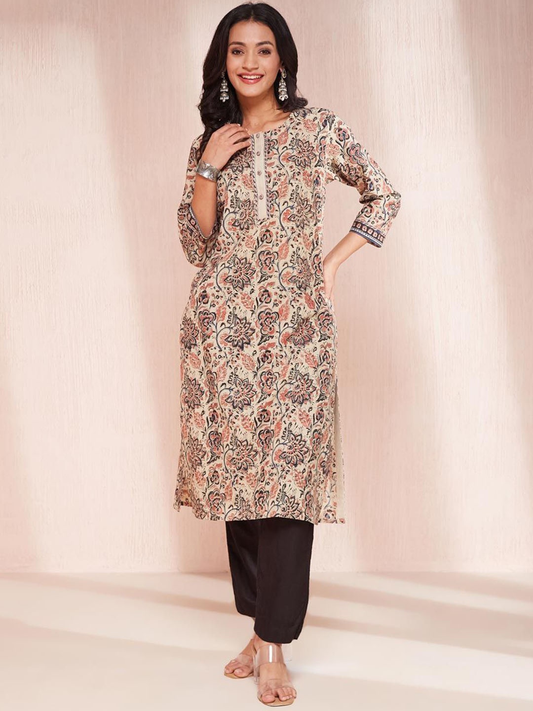 

Fabindia Women Paisley Embroidered Keyhole Neck Flared Sleeves Kurta, Beige