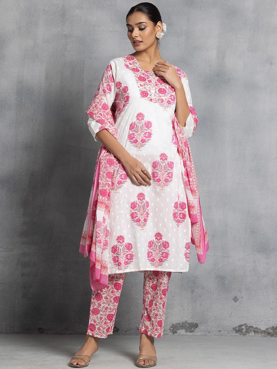 

Rang by Indya Floral Printed Regular Pure Cotton Straight Kurta With Trousers & Dupatta, Pink