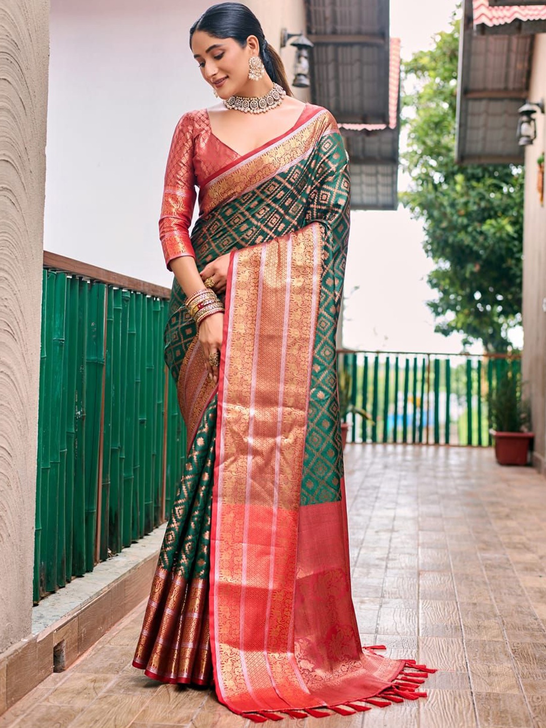 

Suha Handloom Banarasi Sarees, Green