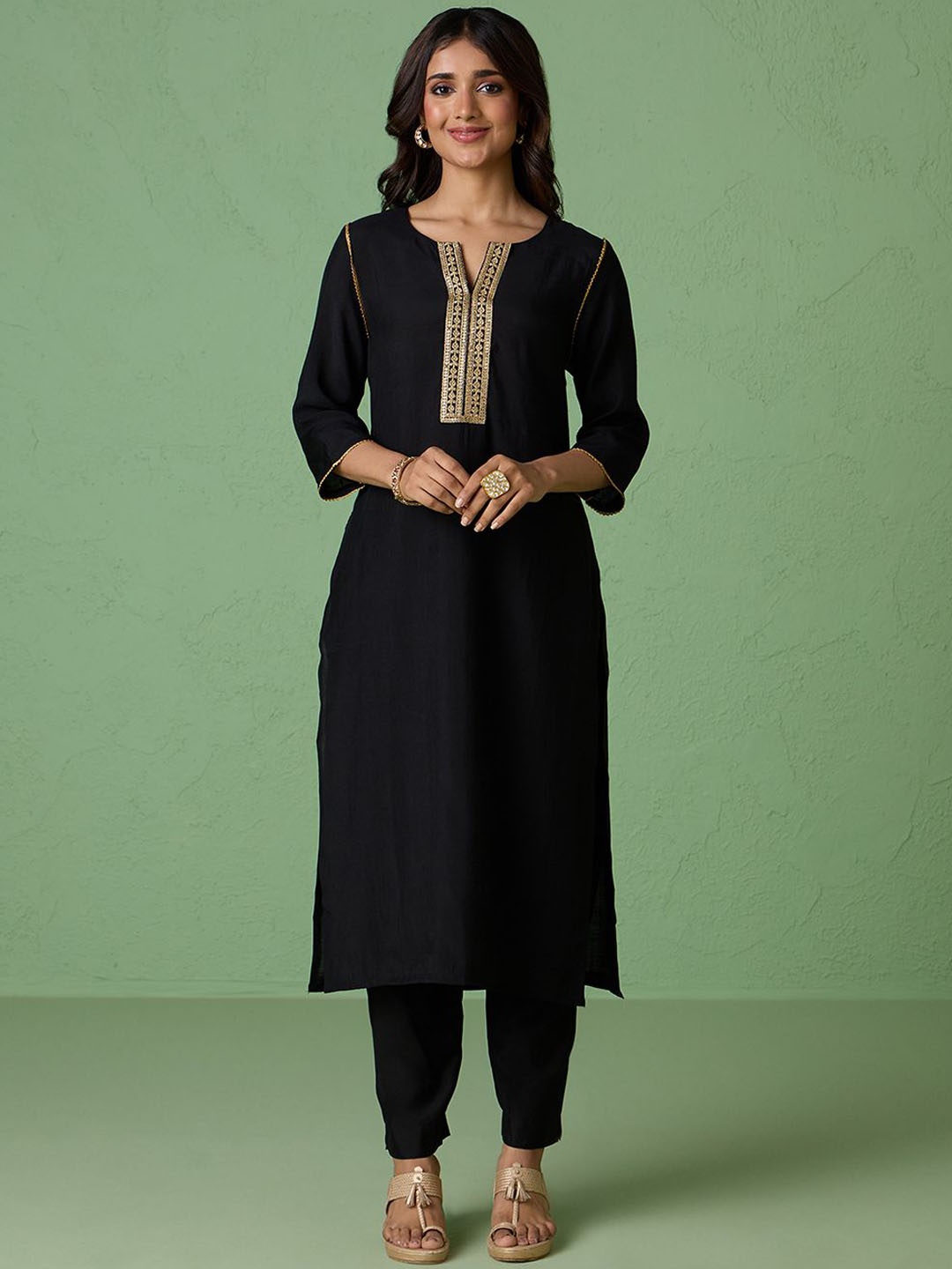 

Likha Women Geometric Yoke Design Keyhole Neck Flared Sleeves Thread Work Kurta, Black
