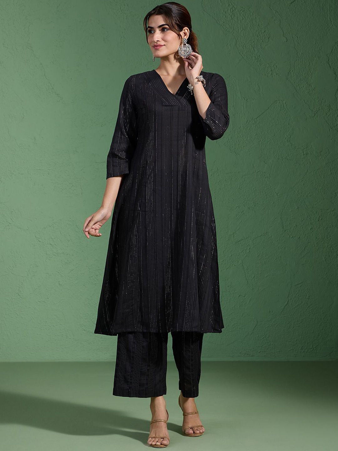 

Likha Women Regular Kurta with Pyjamas, Black