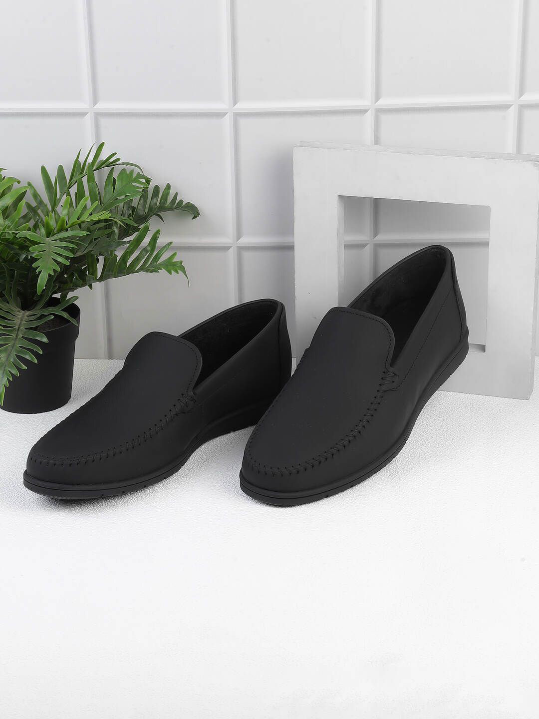 

DAVINCHI Men Colourblocked Leather Loafers, Black