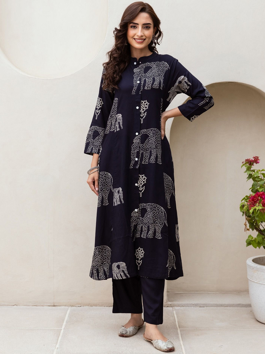 

INDYES Women Animal Printed Panelled Pure Cotton Kurta with Trousers, Navy blue