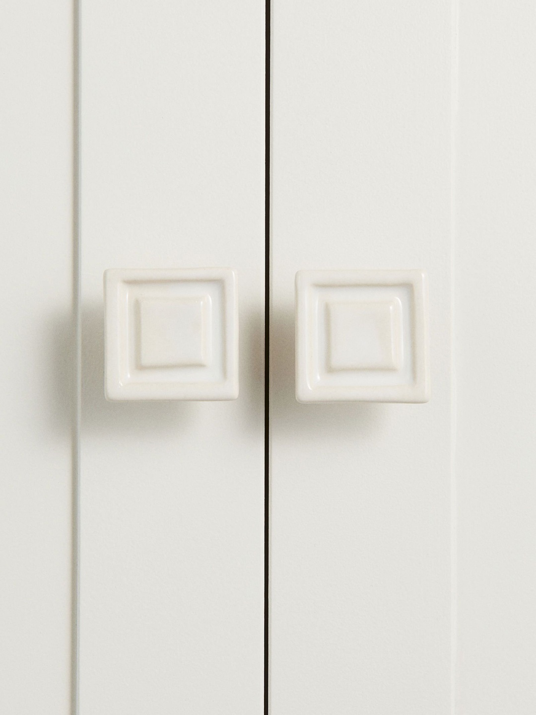 

H&M 2-Pcs White Stoneware Knobs