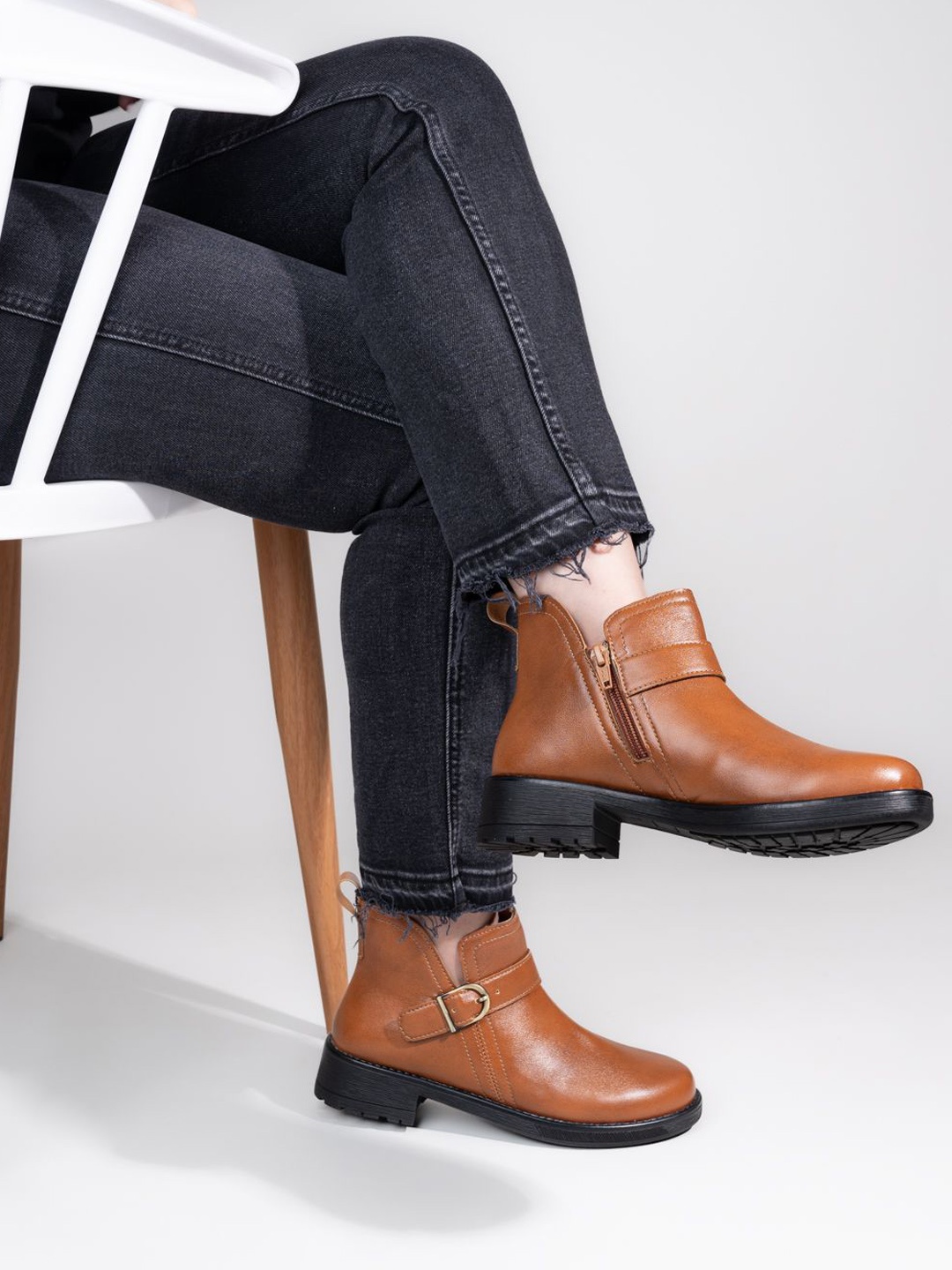 

The Roadster Lifestyle Co. Men Round Toe Stylish Chelsea Boots, Tan