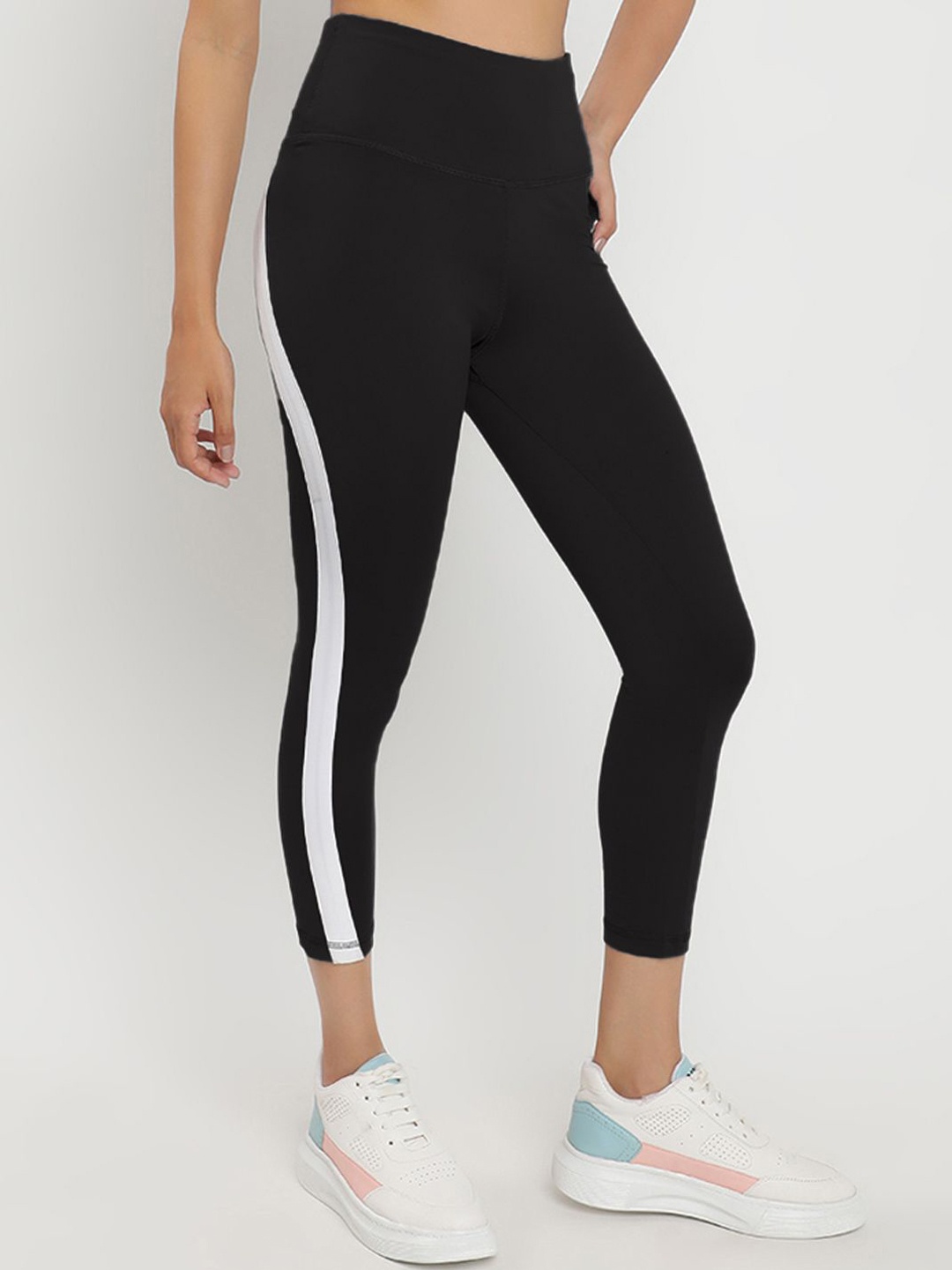 

Wearjukebox Women Slim-Fit Cropped Gym Tights, Black