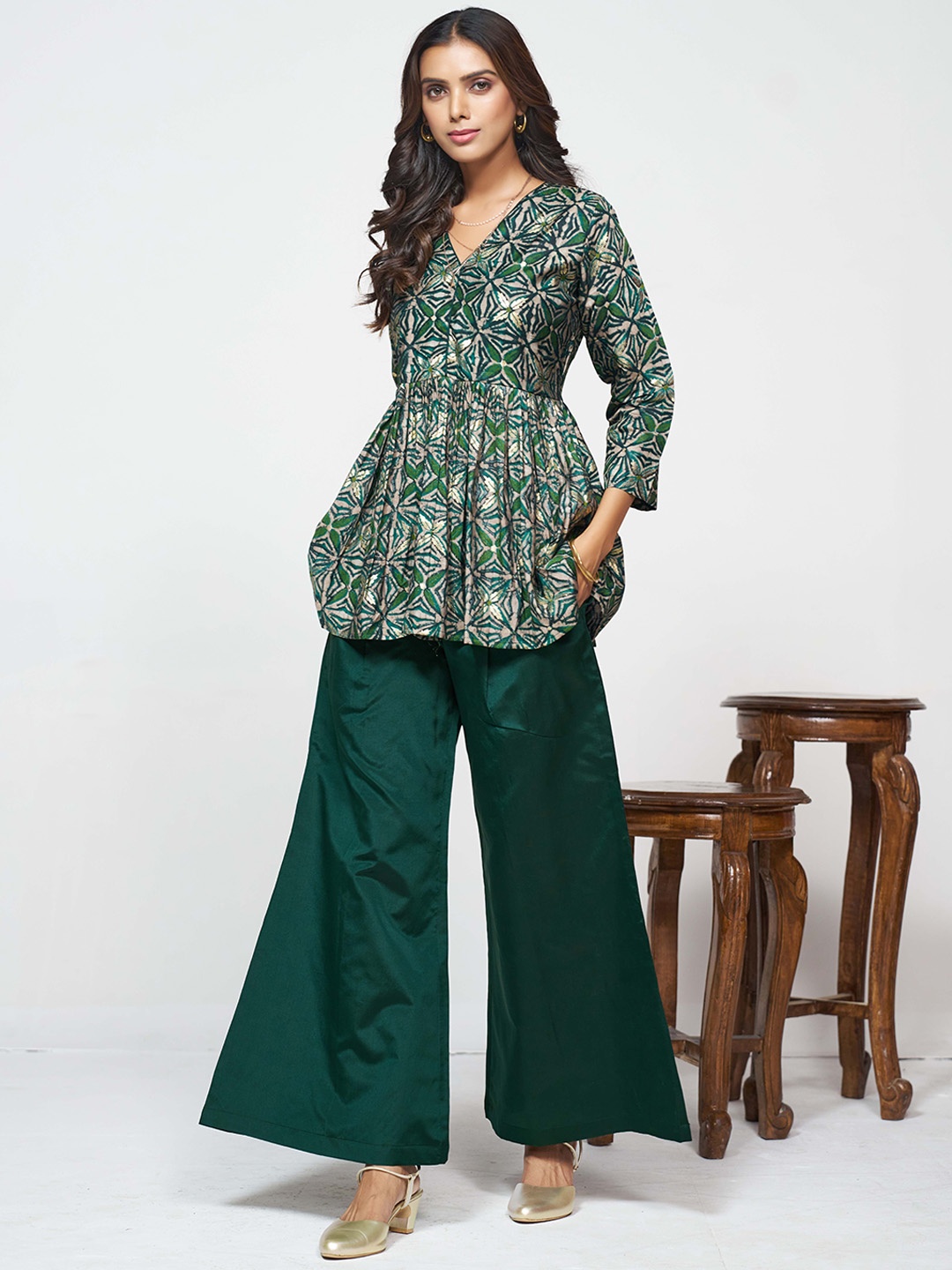 

Sangria Printed V-Neck Kurta With Palazzos Set, Green