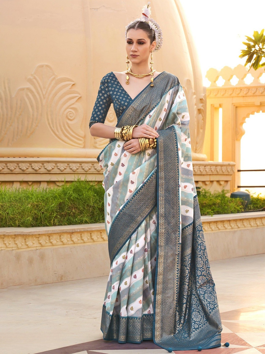 

MySilkLove Woven Design Zari Patola Saree, Green
