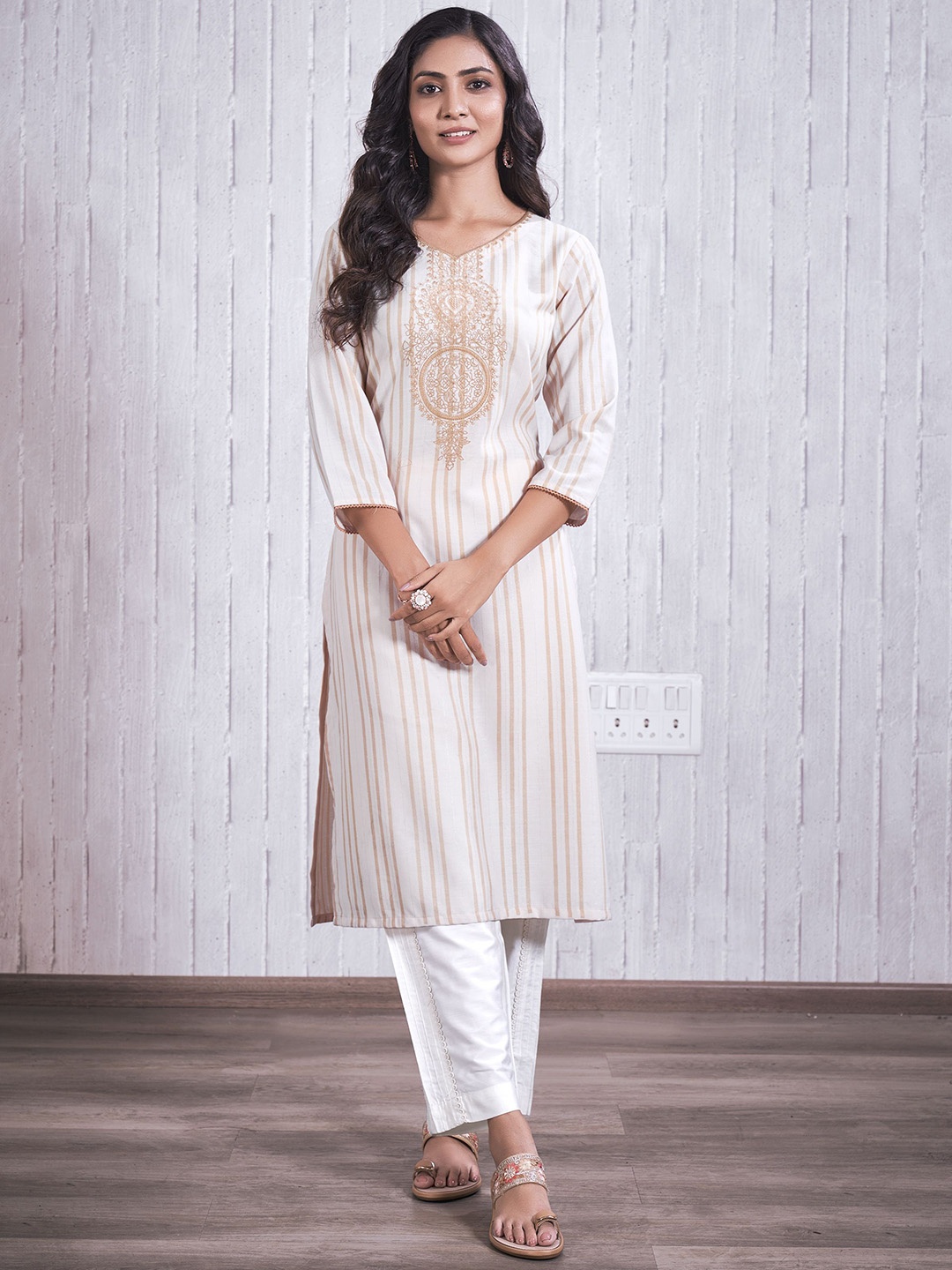 

IWUMAN Striped V-Neck Straight Kurta, Off white
