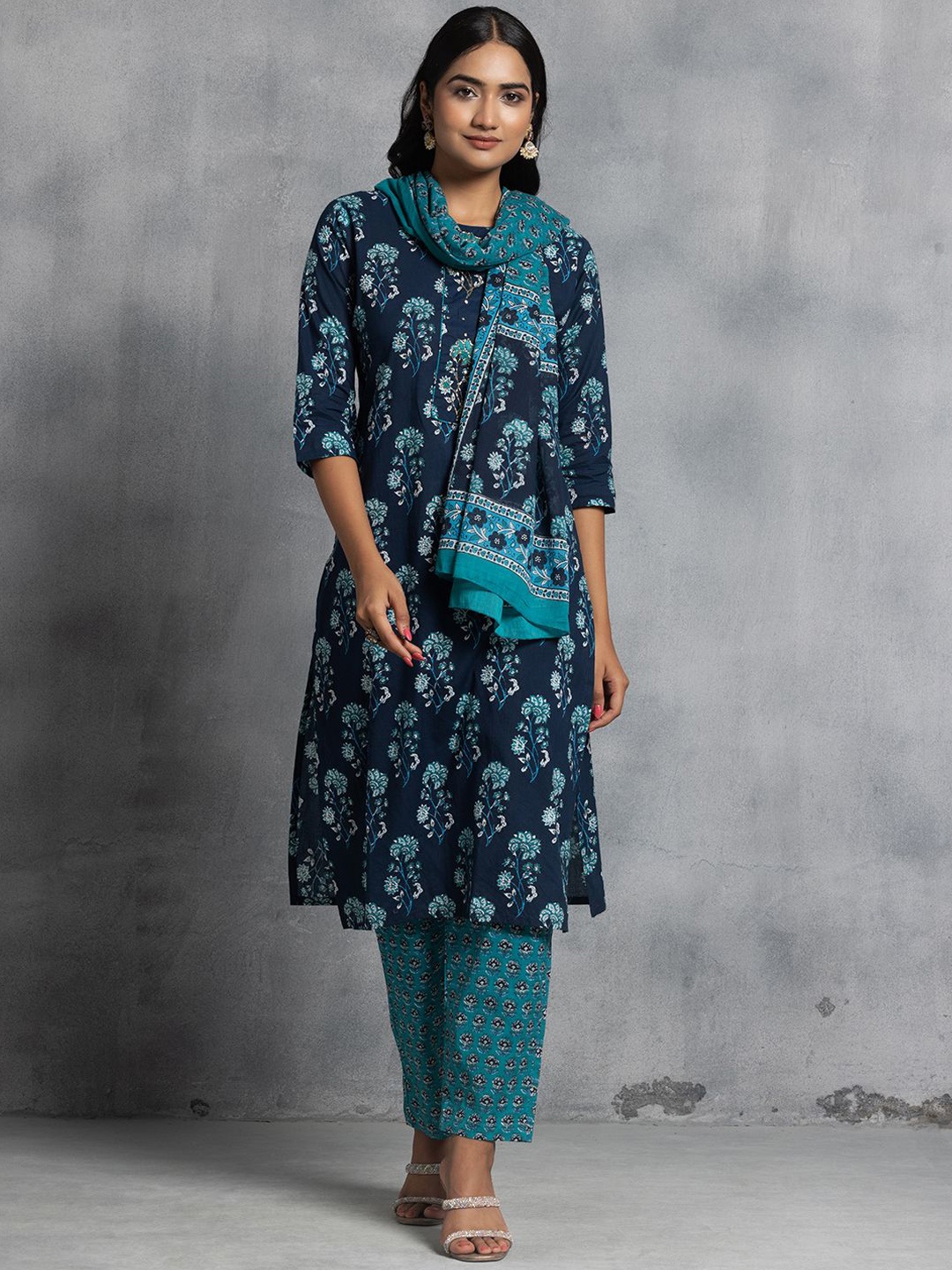 

Rang by Indya Floral Printed Pure Cotton Kurta with Trousers & Dupatta, Blue