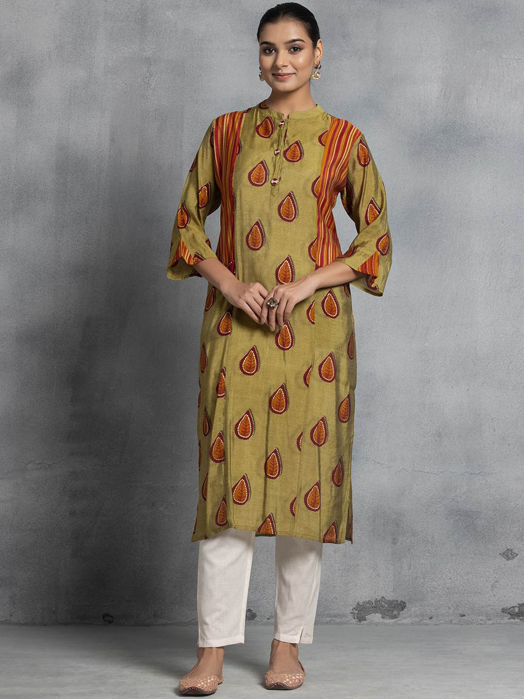 

Rang by Indya Ethnic Motifs Embroidered Mandarin Collar Pure Cotton A-Line Kurta, Green