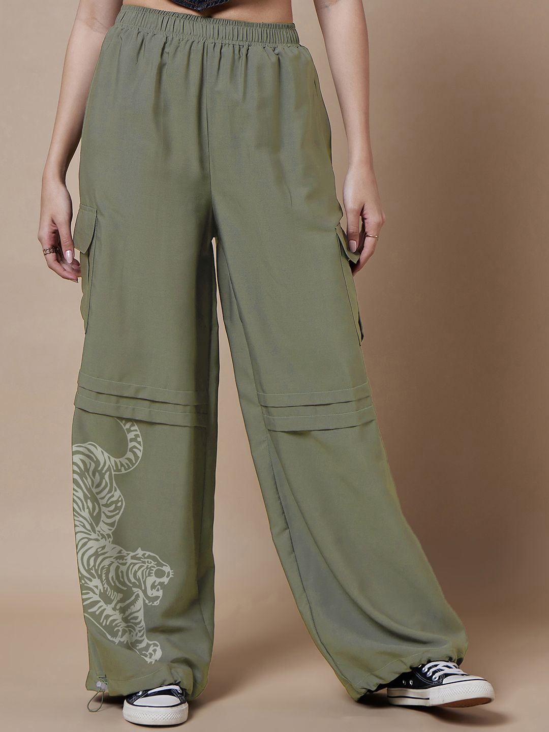 

The Roadster Lifestyle Co Graphic Printed Baggy Fit High-Rise Parachute Joggers, Olive