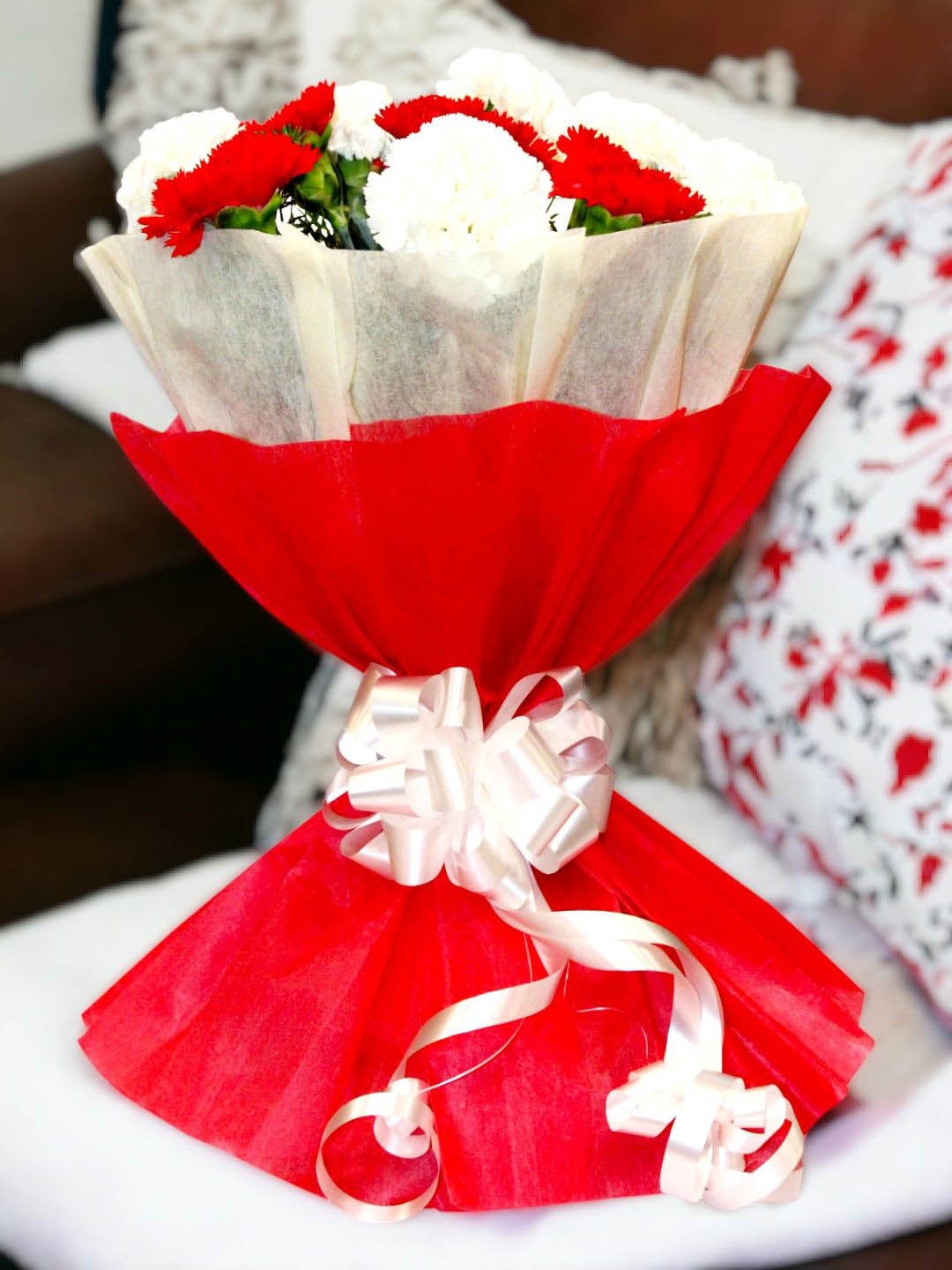 

bettergiftflowers 16-Pcs White & Red Carnations Fresh Flowers Bouquet