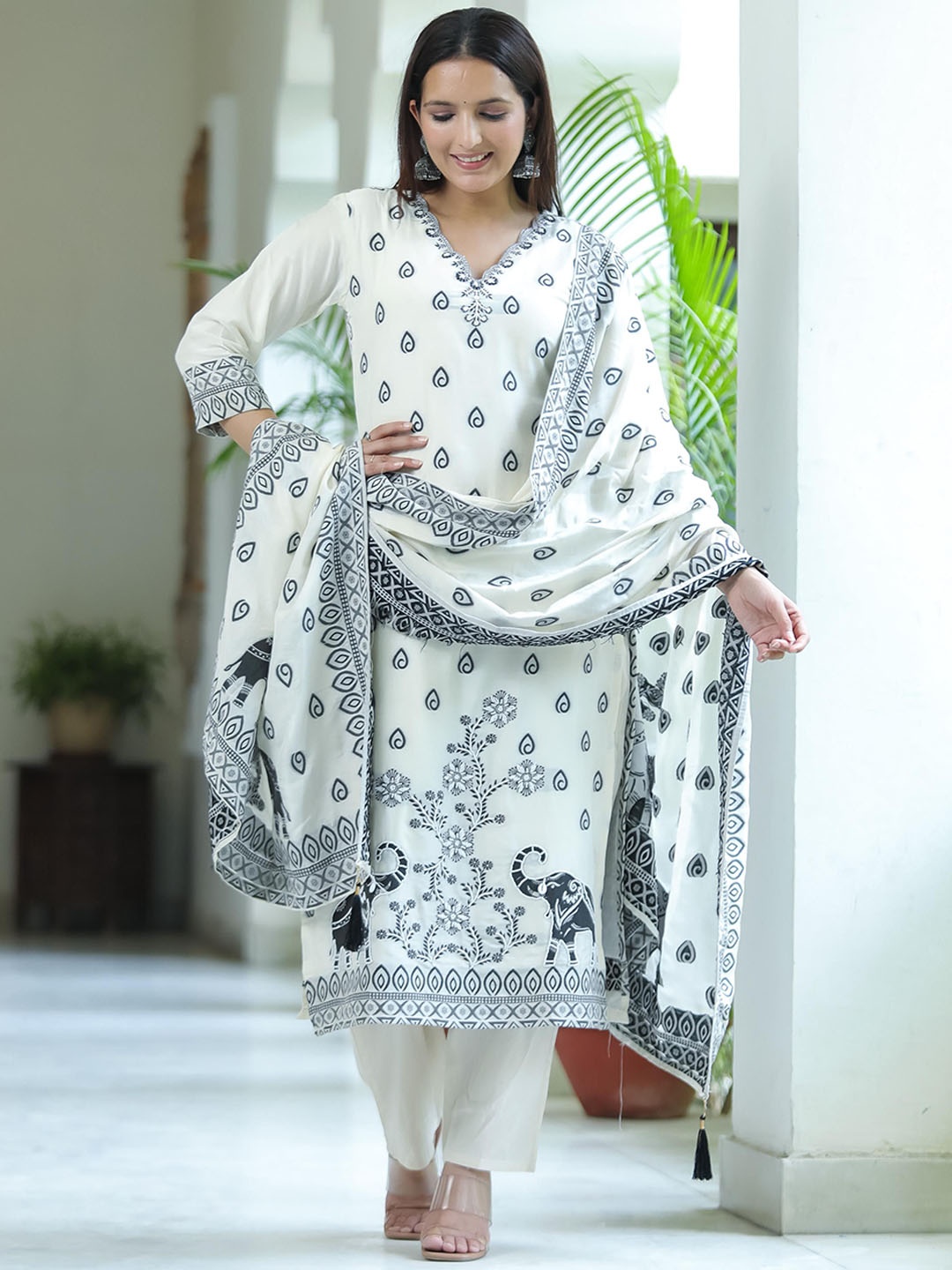 

Anouk Women Ethnic Motifs Embroidered Regular Beads and Stones Kurta with Trousers & With Dupatta, White