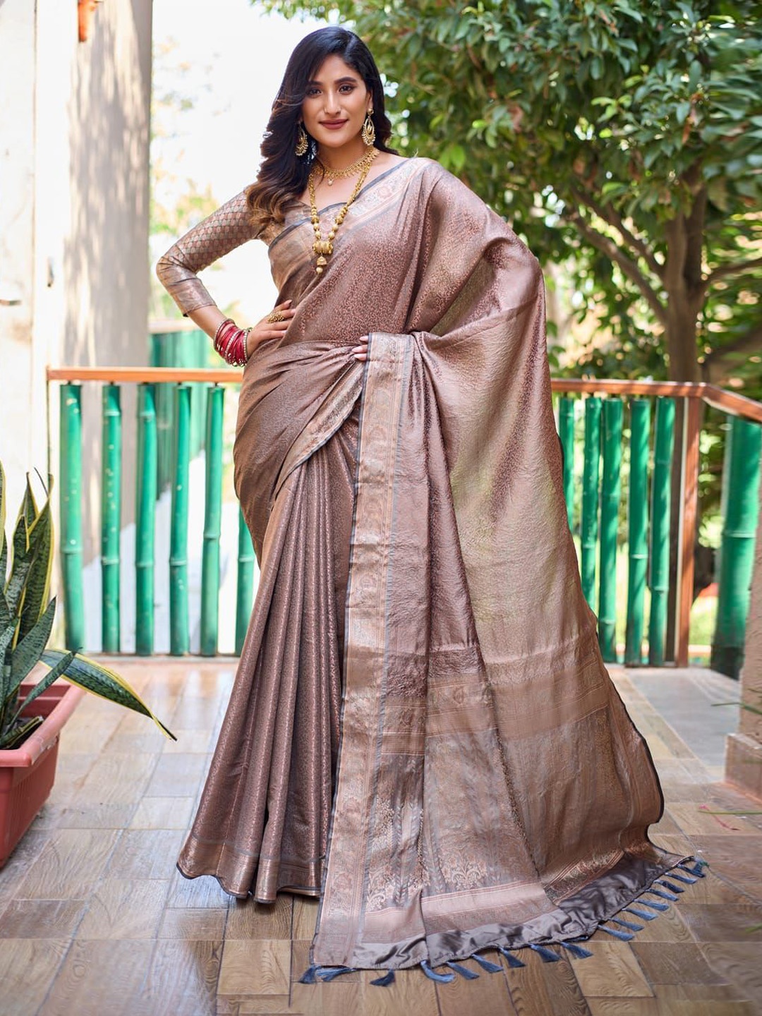 

Suha Zari Woven Handloom Saree, Copper