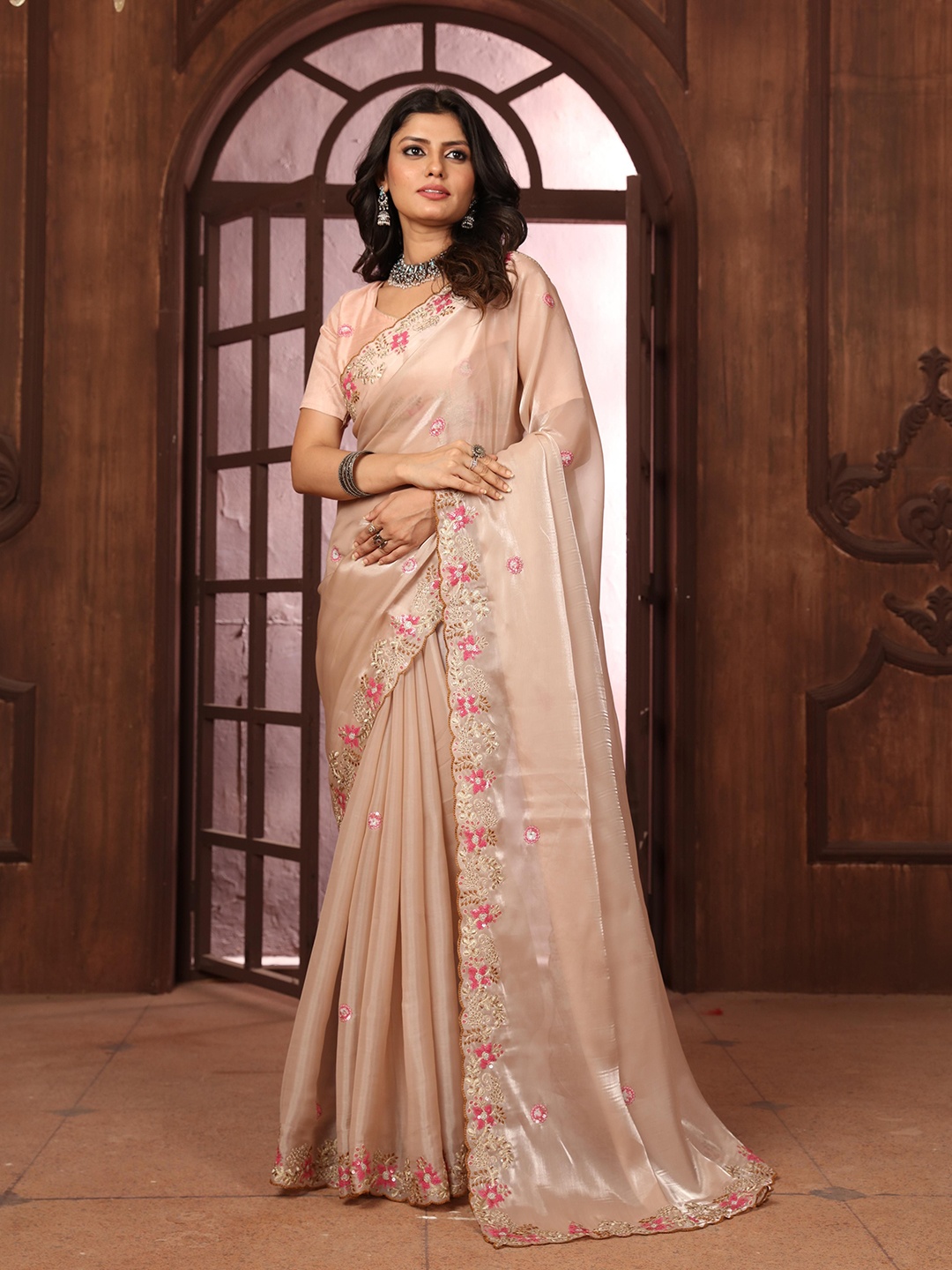 

ALAGINI Floral Embroidered Sequinned Saree With Blouse Piece, Off white