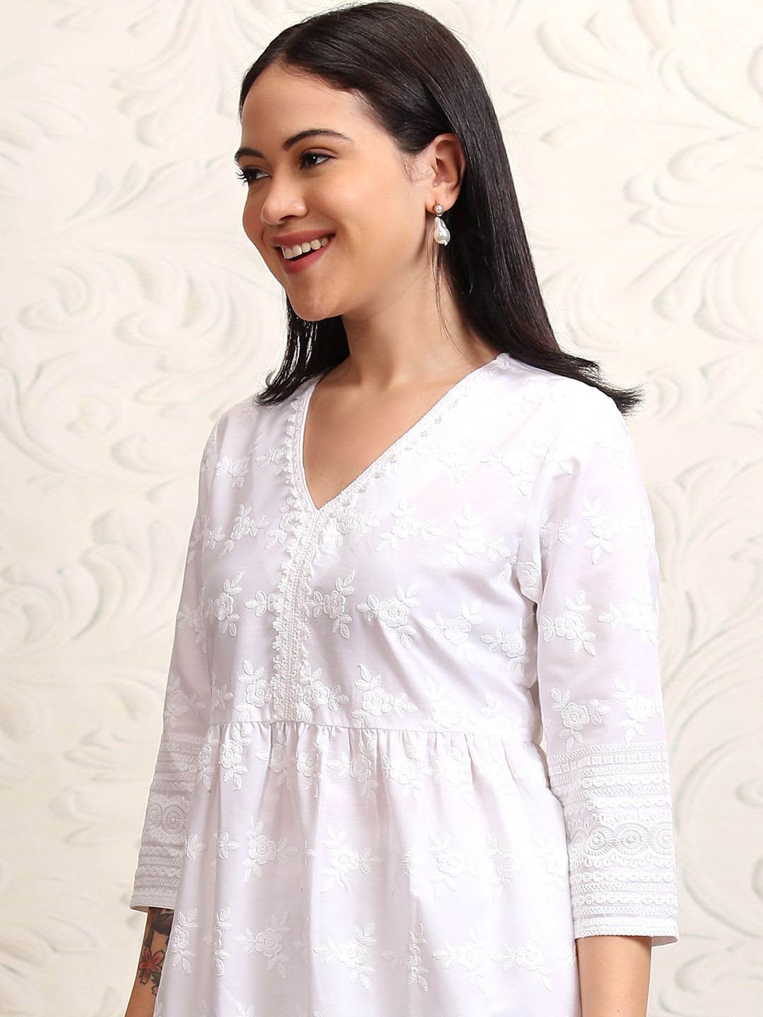 

Vishudh Women Floral Embrioderd Kurta, White