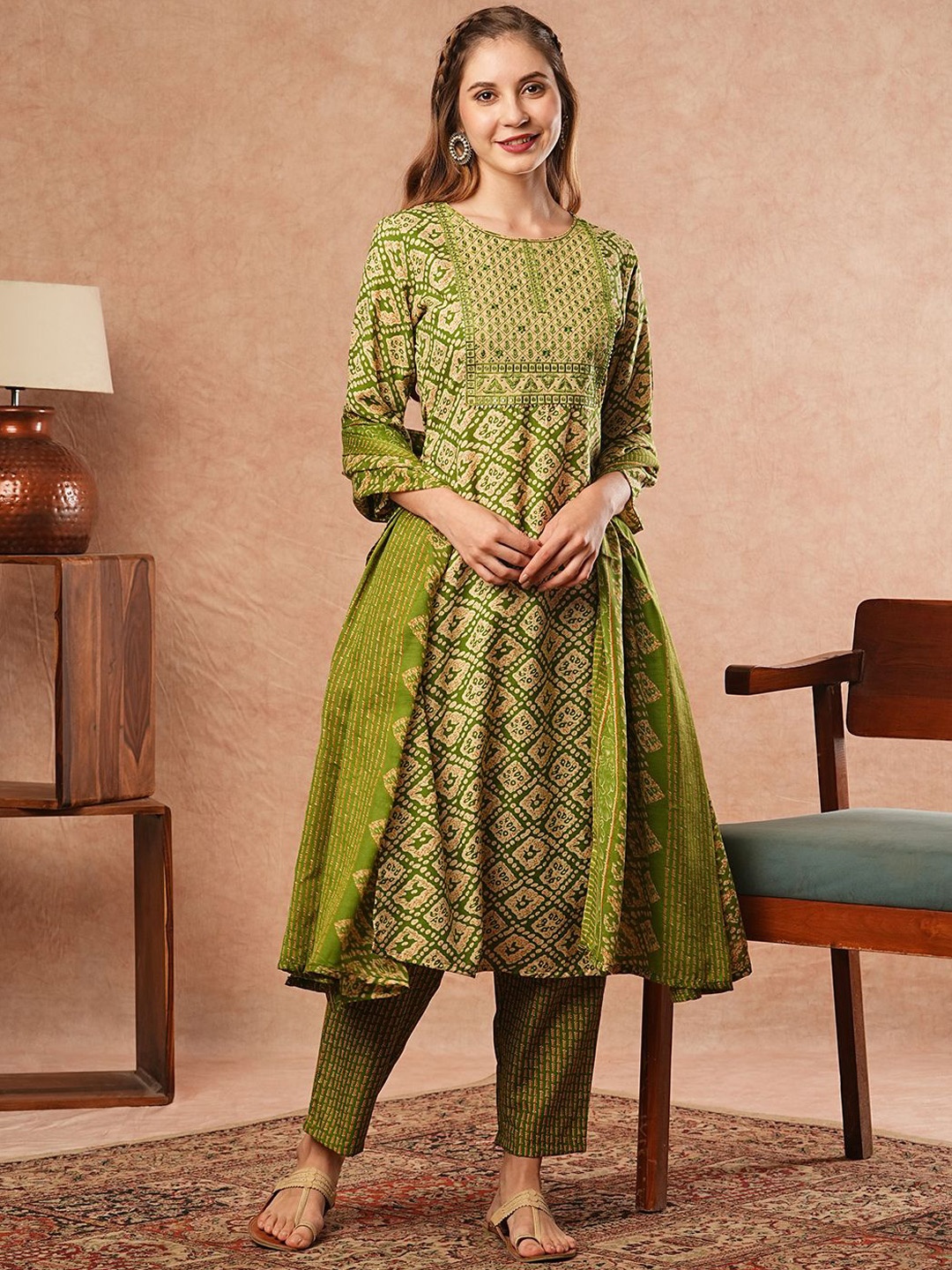 

FASHOR Women Printed Regular Thread Work Kurta with Trousers & With Dupatta, Green