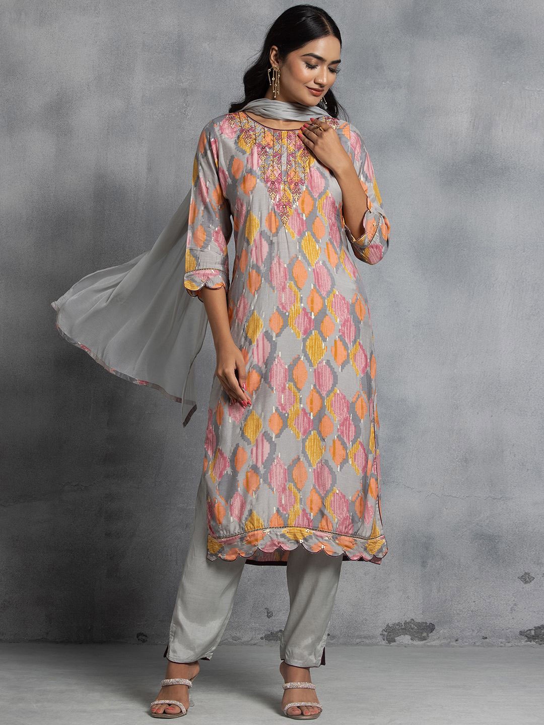 

Rang by Indya Geometric Printed Regular Thread Work Straight Kurta With Trousers & Dupatta, Grey