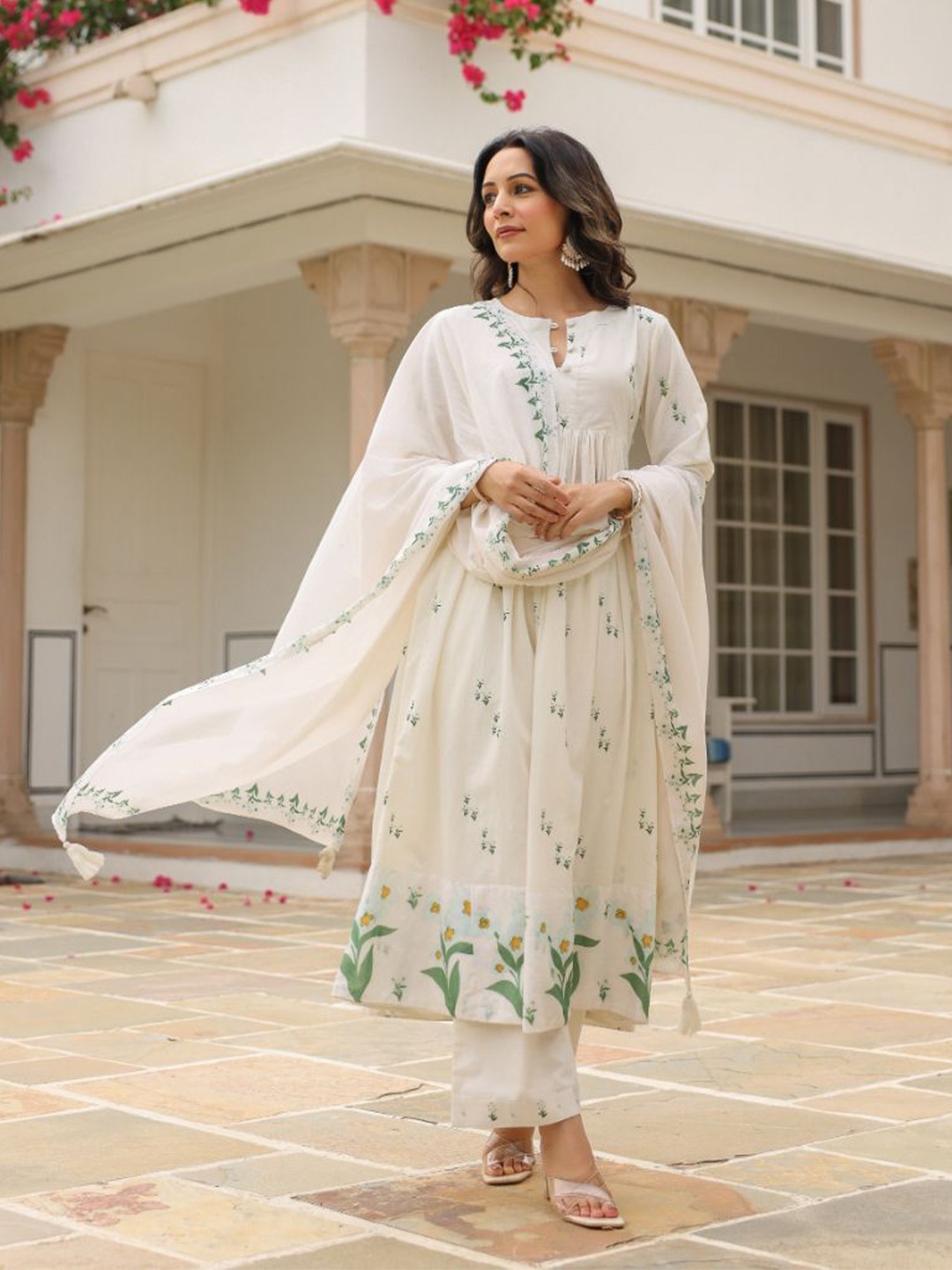 

PHEETA Women Floral Printed Regular Pure Cotton Kurta with Palazzos & With Dupatta, White