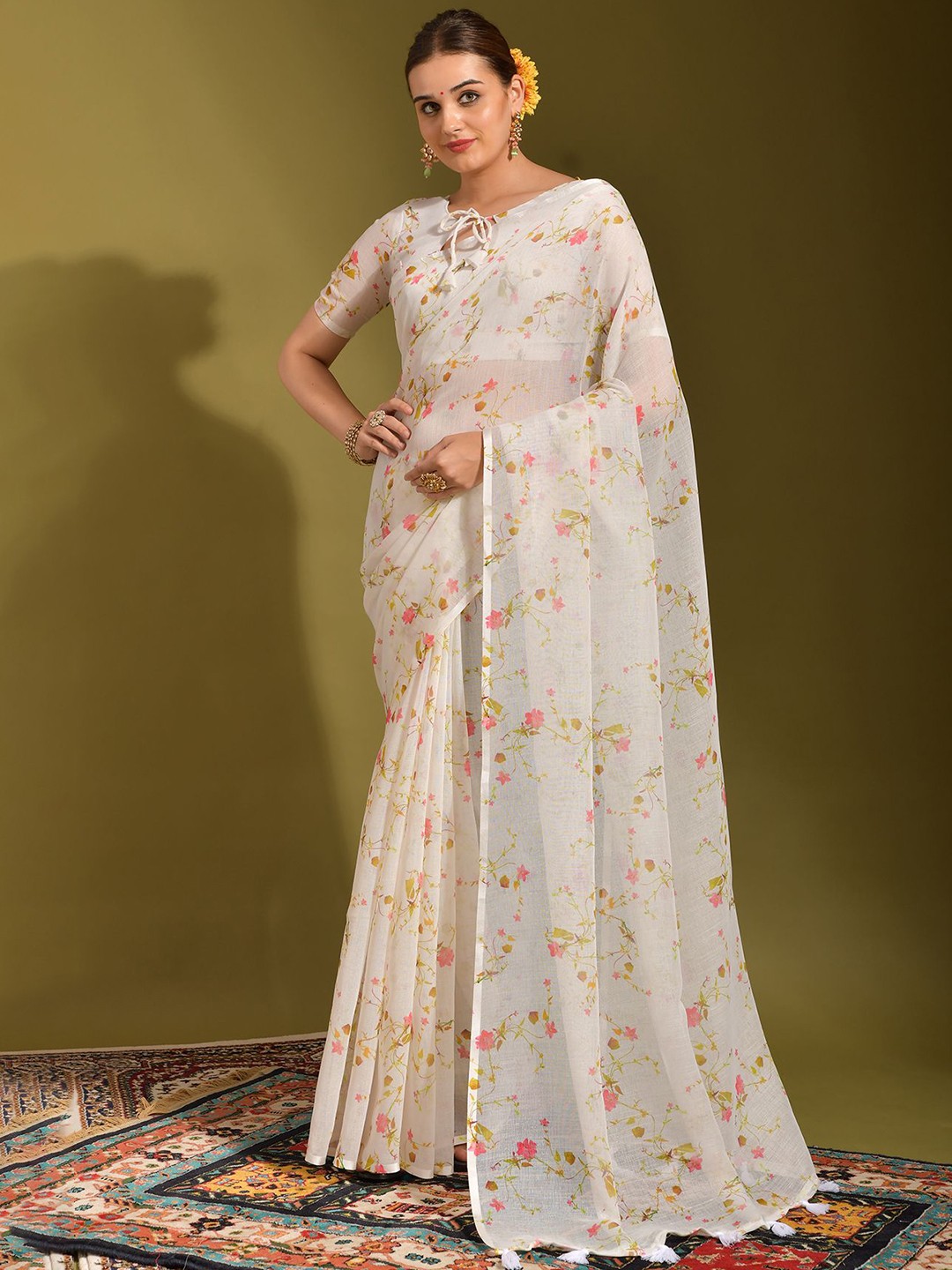 

Globon Impex Floral Printed Saree, White