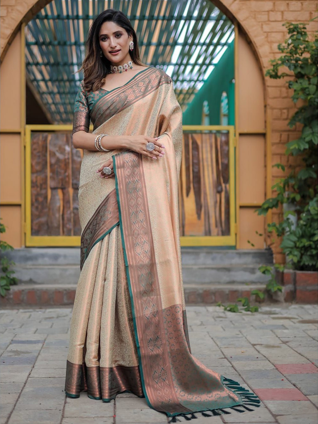 

Suha Woven Design Kanjeevaram Silk Saree, Gold