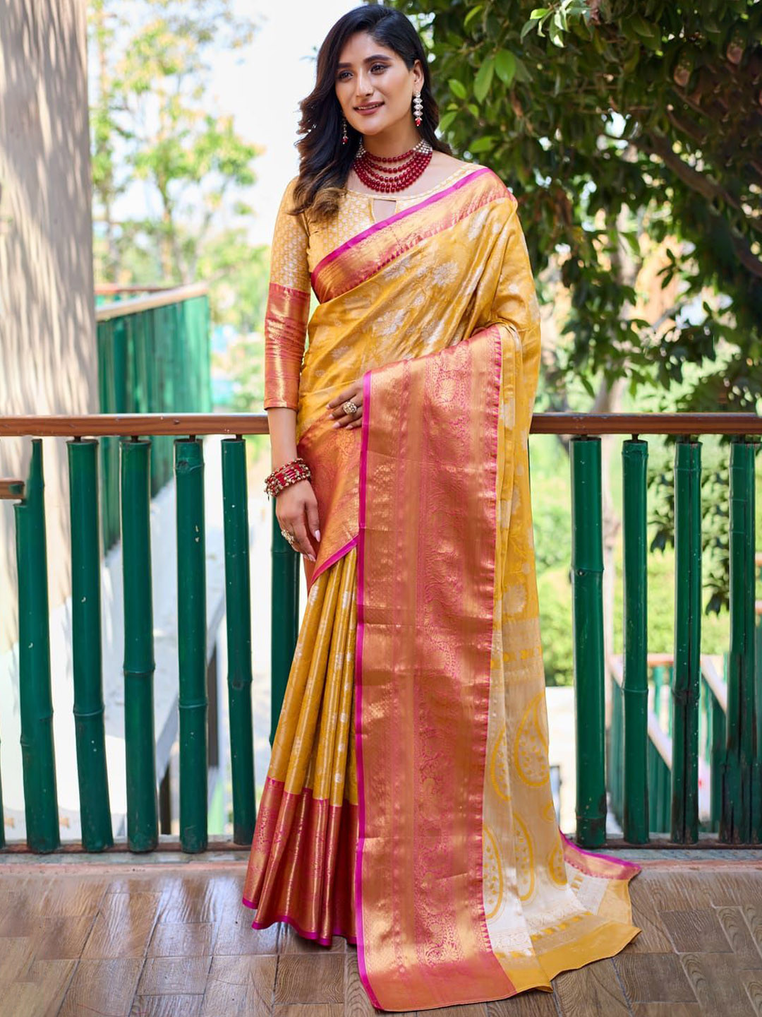 

Suha Handloom Banarasi Saree, Yellow